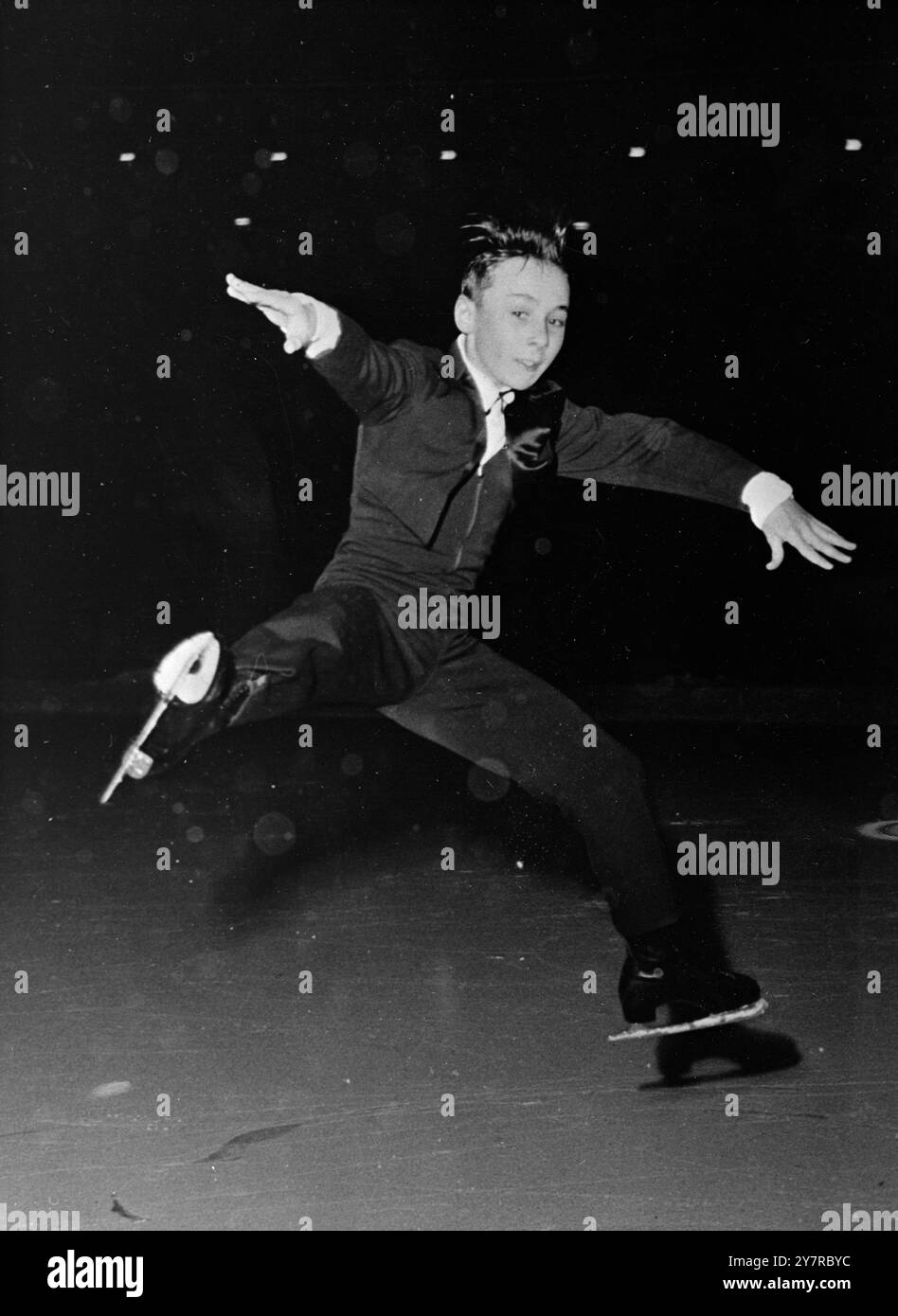 JEUNE FRANÇAIS TROISIÈME AUX CHAMPIONNATS DU MONDE DE PATINAGE ARTISTIQUE À OSLO. 18.2,54. Hayes Alan Jenkins (USA) est devenu hier soir le nouveau champion du monde de patinage artistique en battant son compatriote James Grogan (2ème) et le jeune Français Alain Giletti (3ème) au Jordal Amfi, Oslo. INP PHOTO SHOWS : le jeune Français Alain Giletti en action lors du concours où il est arrivé troisième. 551/TDH/74646 PHOTOS D'ACTUALITÉS INTERNATIONALES. Banque D'Images