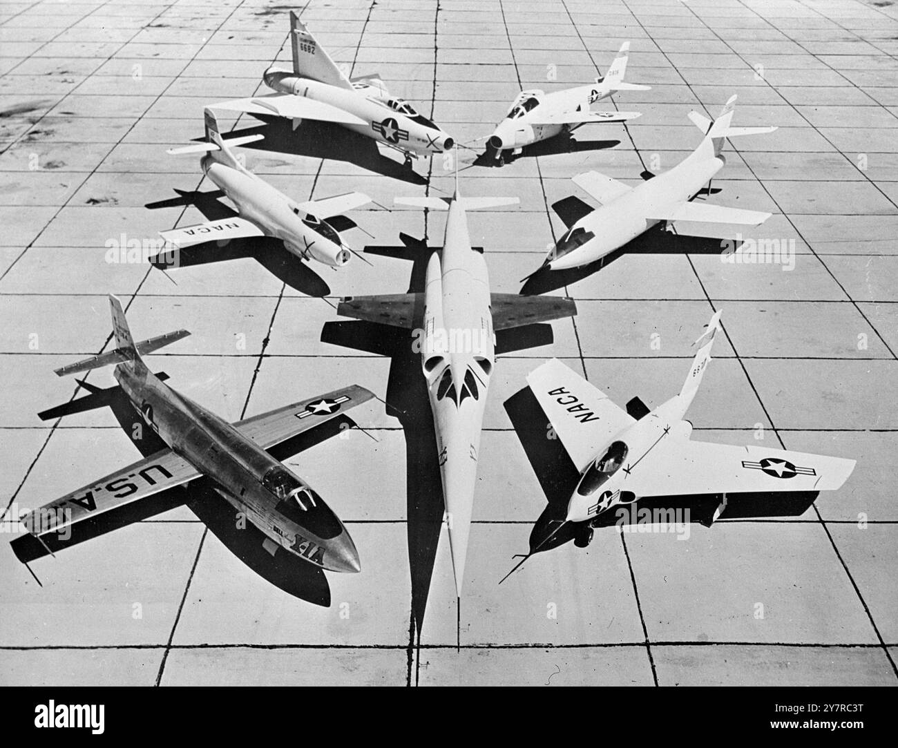 LA FORME CHANGE - AVION EXPÉRIMENTAL AMÉRICAIN 17.2,54. Definally Different est la meilleure façon de décrire le dernier avion expérimental américain. Certains ont atteint des vitesses de 1600 m.p.h. I.N.P. PHOTOS MONTRE - L'avion au nez aiguille au centre est le Douglas X-3, avion à réaction conçu pour un vol soutenu à très grande vitesse. De gauche à droite autour du X-3 sont : le Bell X-1A, un avion à fusée supersonique avec des vitesses supérieures à 1600 M.h. ; le Douglas d-558 à réaction de l'US Navy ; le Convair XF-92 construit pour tester la configuration de l'aile delta ; le Bell X-5 avion à voilure variable ; le U. Banque D'Images