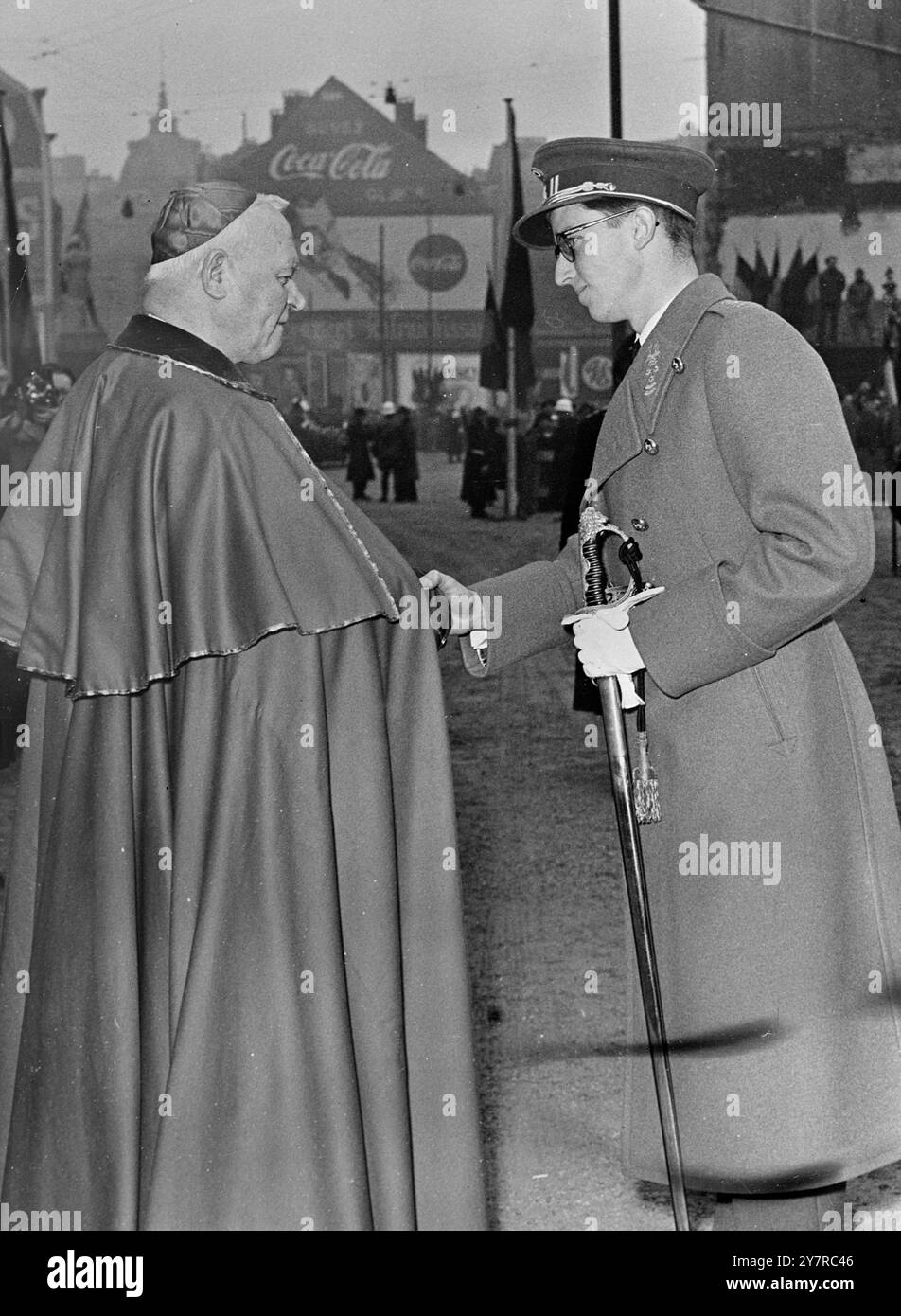 LE ROI BAUDQUIN POSE LA PREMIÈRE PIERRE DE LA BIBLIOTHÈQUE ALBERT 17.2,54. Le roi Boudouin des Belges a assisté hier matin à une cérémonie spéciale à Bruxelles, au cours de laquelle la première pierre d'une nouvelle bibliothèque, la Bibliothèque Albertine, a été posée. Le bâtiment est une commémoration de l'ancien roi des Belges, le roi Albert, grand-père de Boudouin. INP PHOTOS SHOWS - le roi Boudouin serre la main du cardinal Van Roey après la cérémonie. Le Cardinal est bien connu pour ses activités anti-nazies pendant la guerre. 494/MB/74603 nouvelles internationales photos. Banque D'Images