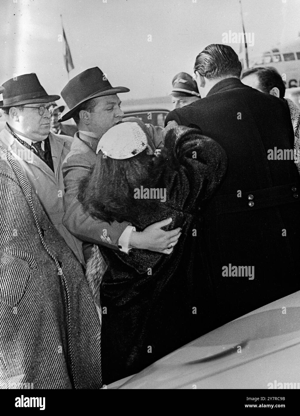 L'ANCIEN DANSEUR DE FAROUK DANS TUSSET À L'AÉROPORT. 15.2,54. Un nouveau scandale public s'est concentré autour de la danseuse préférée de l'ex-roi Farouk, Dawlath Soliman, à l'aéroport de Nuremberg. Le directeur de la boîte de nuit de Nuremberg 'Tabu', où Miss Soliman est actuellement sous contrat, a déchiré son billet d'avion et pris ses bagages pour l'empêcher de prendre l'avion pour Berlin. Il essayait d'empêcher Mlle Soliman de rompre son contrat. Mlle Soliman avait l'intention de se présenter à une réception de la délégation soviétique assistant à la conférence des quatre puissances. Les membres de la délégation soviétique l'ont toutefois nié. I.N.P Banque D'Images