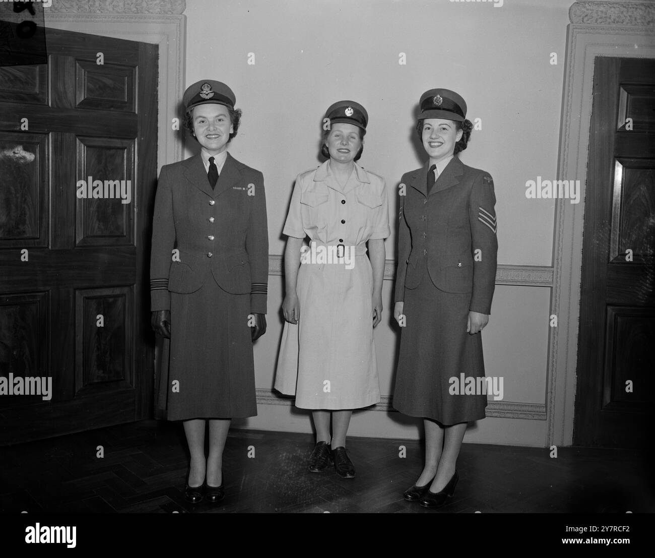 NOUVEL UNIFORME W.R.A.F. POUR LA MAISON ET L'ÉTRANGER 11.2,54. De nouveaux modèles pour les uniformes de robe de maison de No. 1 pour les officiers et les aviatrices de la Royal Air Force pour femmes ont maintenant été approuvés et une nouvelle robe tropicale a été conçue pour être portée par tous les rangs dans les climats tropicaux. Les designs actuels sont basés sur la tenue de service de la Royal Air Force. Les nouveaux uniformes sont une création de Mr. Victor Stiebel spécifiquement pour la figure féminine ; la veste est plus courte, les épaules moins carrées, et la taille plus accentuée. L'uniforme des officiers diffère de celui des aviatrices par la conception des poches. C'est de l'espoir Banque D'Images