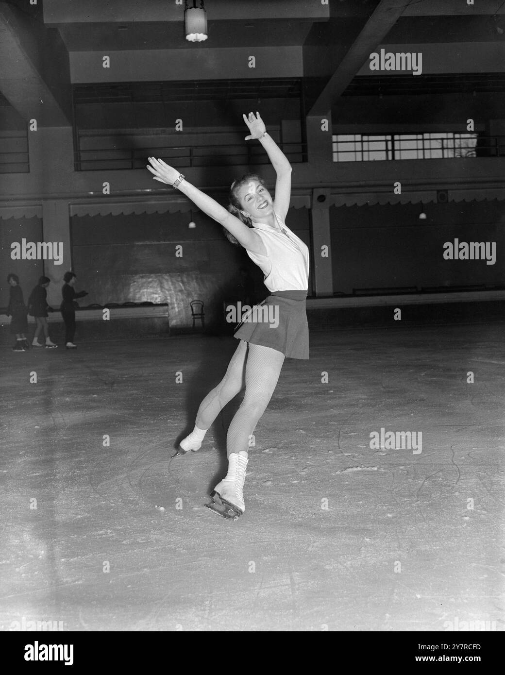 SURMONTÉ LE HANDICAP ET PATINS À LA RÉUSSITE TV 11.2,54. Une fille qui a refusé de croire que sa carrière de patineur avait pris fin quand elle s'est cassée la jambe et s'est disloquée la cheville, Shirley Burke, de Londres, 24 ans, patine son chemin vers la célébrité de la télévision. L'accident a eu lieu alors qu'elle jouait le rôle principal dans 'Robin des bois sur glace', et pendant neuf mois, elle a été incapable de patiner. Cependant, elle est maintenant au-dessus de son handicap, et sera vue dans 'Television Ice Time', et ce sera sa première grande partie solo. I.N.P. photos Shows - Shirley Burke, 24 ans London Girl tourne, et les vitesses, en préparation de son premier T. Banque D'Images