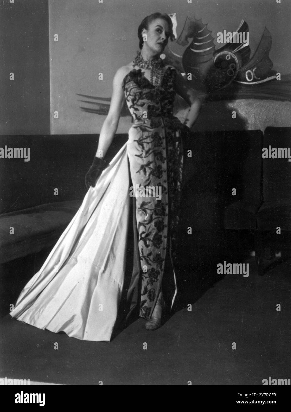 DÉFILÉ DE MODE SCHIAPARELLI AU CIRO'S CLUBMme Schiaparelli, la célèbre couterière, a présenté ce soir ses dernières créations dans un spectacle au célèbre club londonien, Ciro's.. Photos : Une charmante robe de soirée brodée en satin Mauve et velours. 5 décembre 1950 Banque D'Images