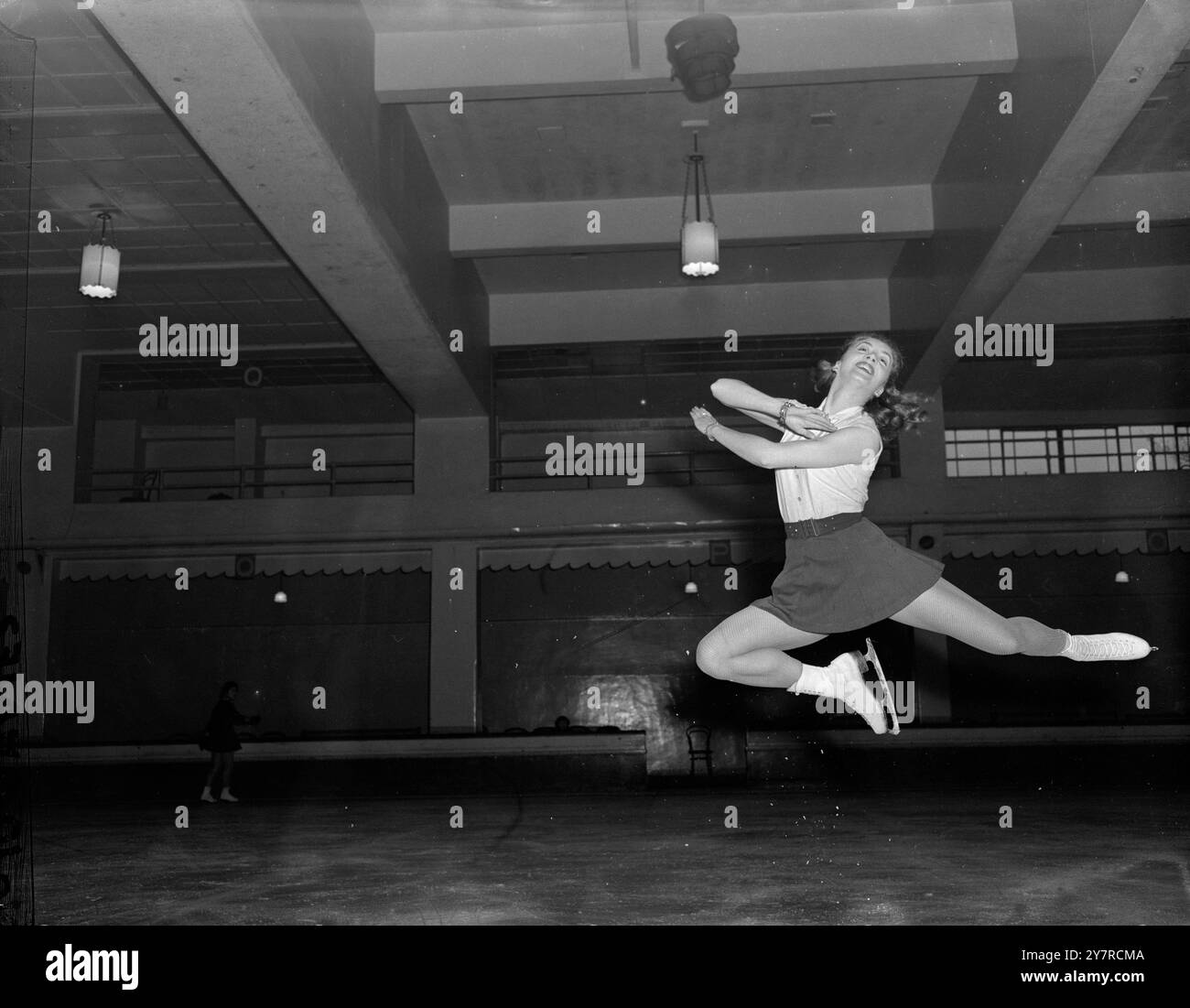 SURMONTÉ L'INCAPACITÉ ET PATINÉ À T.V. SUCCÈS 11.2,54. Une jeune fille qui a refusé de croire que sa carrière avait pris fin quand elle s'est cassée la jambe et s'est disloquée un bras, Shirley Bürke, 24 ans, patine son chemin vers T.V. Stardom. L'accident a eu lieu alors qu'elle jouait le rôle principal dans Robin des bois sur glace, et pendant neuf mois, elle n'a pas pu patiner. Elle sera vue lundi dans 'Television Ice Time', et ce sera sa première grande partie solo. EXPOSITIONS DE PHOTOS DE l'I.N.P. - Shirley Burke pratiquant à la patinoire Queen's court, Londres aujourd'hui, en préparation de ses débuts à la télévision. Photo de Jack Davies / International News Banque D'Images