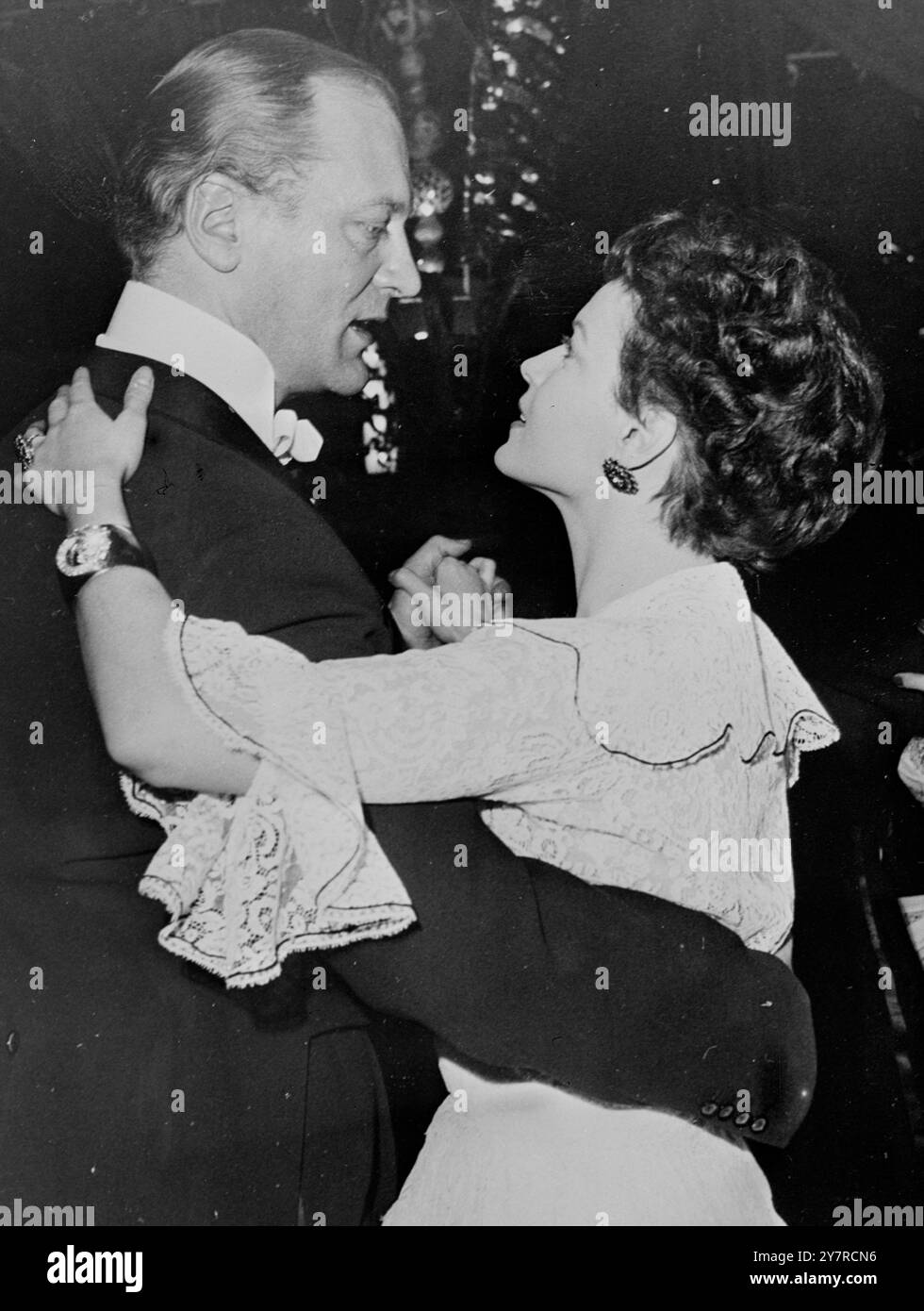 LA STAR ALLEMANDE ET EVA BARTOK DANSENT ENSEMBLE 10.2.54 la star de cinéma allemande Curd Juergens et Eva Bartok ont été inséparables lors d'un bal de gala pour une maison d'enfants de Munich le 6 février. EXPOSITIONS DE PHOTOS I.N.P. - Eva Bartok et son partenaire vedette de cinéma allemand, Curd Juergens, forment un beau couple alors qu'ils dansent ensemble au bal de gala à Munich le 6 février. 133/MB 74445 International News photo. Banque D'Images