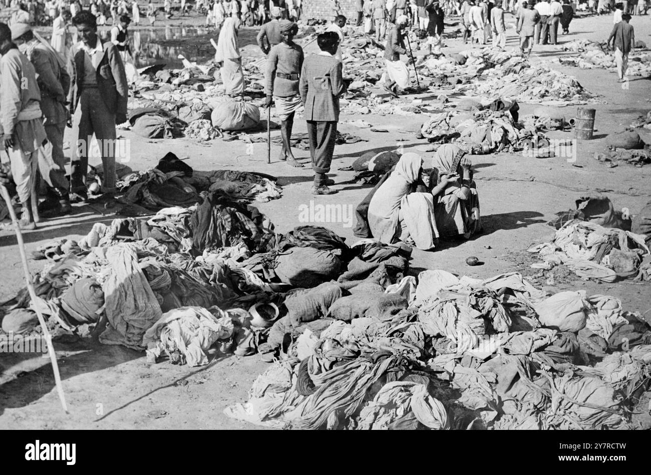 PANIQUE AU FESTIVAL INDIEN - 500 TUÉS. 8,2.54. 500 pèlerins ont été tués et 2 000 blessés lorsqu'une foule nombreuse s'est échappée de tout contrôle et s'est bousculée à Kumbh Mela, une fête religieuse organisée au confluent du Gange et de la Jumna. Il a été signalé que la liste des victimes était probablement beaucoup plus longue. Beaucoup de corps ont été vus emportés, et d'autres sont tombés dans l'eau et ont été perdus. Le festival, qui a lieu normalement tous les 12 ans, a été assisté par Dr Prasad, le président de l'Inde, qui a pris le bain cérémoniel avant que la catastrophe ne se produise, et par M.R. Nehru. INP photo montre : deux patrouilles Banque D'Images