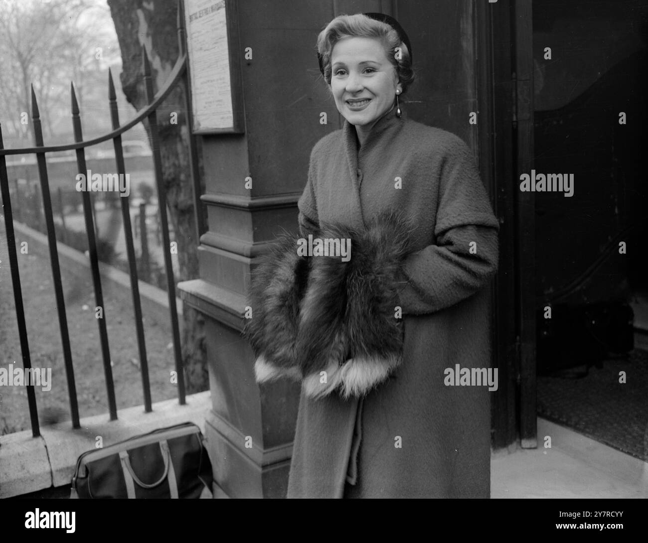 MARIÉE LAISSE LA MARIÉE AU TRAVAIL. 4,2.54. M. Gaston Jean Richer, acteur français qui s’est échappé d’un camp de prisonniers allemand pour rejoindre les Forces françaises libres, s’est marié aujourd’hui au bureau d’enregistrement de Chelsea, à Londres, à l’actrice française blonde Odile Calvert. Elle est la fille du professeur Joseph Calvert, du quatuor à cordes français de ce nom. Lorsque seule la mariée est apparue du bureau du greffe, les photographes ont demandé : « où est le marié ? », et elle a répondu : « il est retourné au travail. C'est un homme très occupé. » La photo INP montre la mariée après son mariage au marié qui l'a laissée pour revenir à Banque D'Images