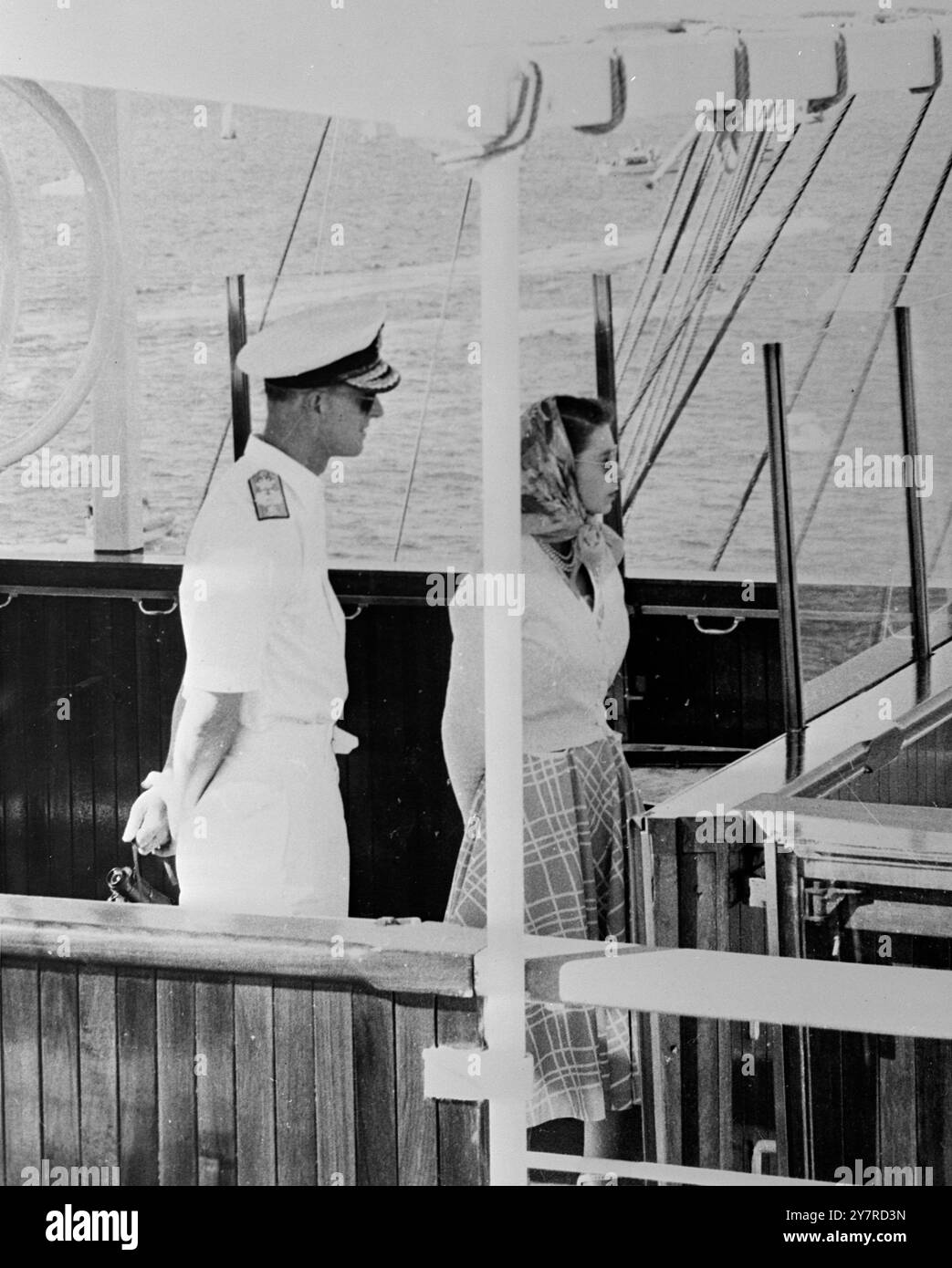 PHOTO PAR RADIO DE SYDNEY. La reine et le duc arrivent en Australie 3,154. Des millions d'Australiens se sont rassemblés à Sydney, certains dormant dans les rues et les espaces ouverts pendant la nuit pour saluer sa Majesté la Reine et SAR le duc d'Édimbourg lorsqu'ils sont arrivés à Sydney pour commencer leur tournée de l'Australie. Ils étaient arrivés dans le port de Sydney à bord du navire du Royal Tour 'Gothic' ce matin après une traversée brutale depuis la Nouvelle-Zélande. Spectacles radiophoto : sa Majesté la Reine et le duc d'Édimbourg sur le pont de 'gothique' à leur arrivée dans le port de Sydney. Banque D'Images