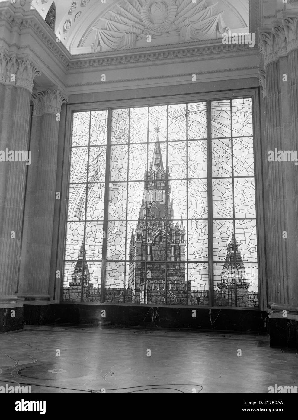 APERÇU DE PRESSE DE LA SALLE DE CONFÉRENCE SOVIÉTIQUE FOUR POWER. 2,1.54. Les photographes occidentaux ont été autorisés à prendre des photos interdites à l'intérieur de l'ambassade soviétique d'après-guerre, Unter den Linden, Berlin-est, où la deuxième semaine des réunions Big four commence demain. I.N.P. photo montre : l'extravagant vitrail, vue sur le Kremlin, un vol en haut, directement à la tête des escaliers dans la salle de réception de l'ambassade soviétique, Unter den Linden. Photo de J. Waldorf. EM 74305. Photos d'actualités internationales. Banque D'Images