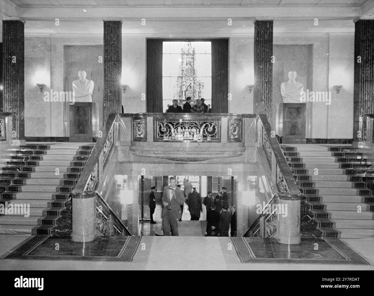 APERÇU DE PRESSE DE LA CONFÉRENCE DES QUATRE PUISSANCES SOVIÉTIQUES. 74305A SALLE 2,1.54. Les photographes occidentaux ont été autorisés à prendre des photos interdites à l'intérieur de l'ambassade soviétique d'après-guerre, Unter den Linden, à Berlin-est, où la deuxième semaine des réunions Big four commence demain. I.N.P. photo Shows - la vue extravagante du vitrail sur le Kremlin, un vol en haut, directement à la tête des escaliers dans la salle de réception de l'ambassade soviétique, Unter den Linden. Photo de J. Waldorfo. EM 74305P International News photos. Banque D'Images