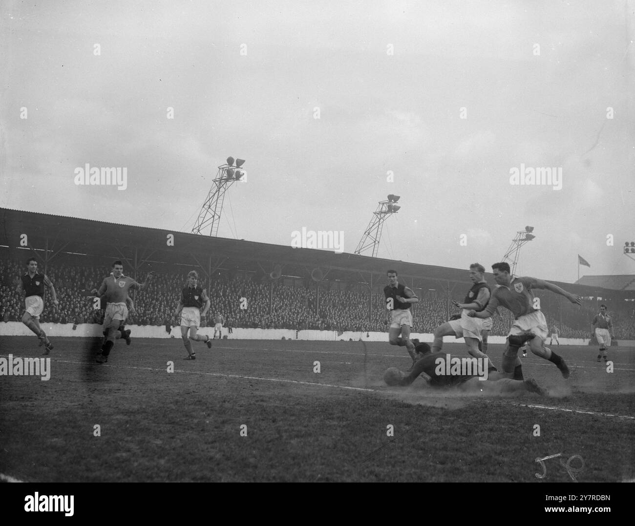 WEST HAM V. BLACKPOOL À UPTON PARK. 30.1,54. I.N.P. photo montre : le gardien de Blackpool, Farm, plonge aux pieds de deux des attaquants de West Ham pendant le match, ce qui a entraîné un match nul à Upton Park aujourd'hui. Photo de J. Davies. 74287/gd. Photos d'actualités internationales. Banque D'Images