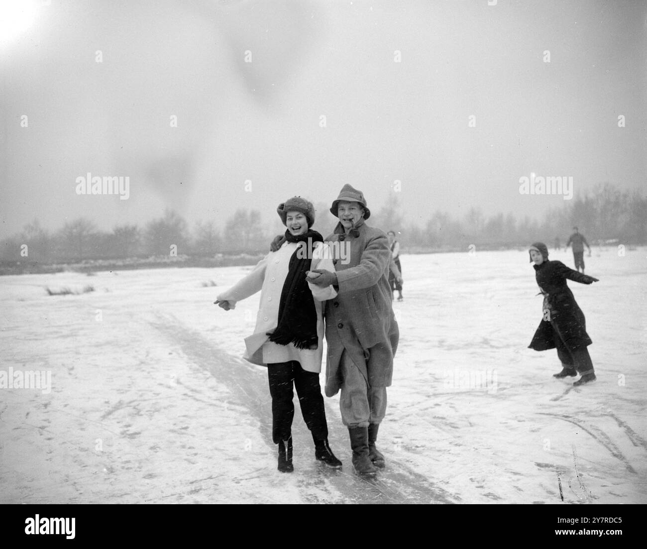 SPORTS D'HIVER À WIMBLEDON COMMUN 31.1,54. Expositions de photos I.N.P. : les amateurs de sports d'hiver se sont vraiment mis à la table aujourd'hui sur le Wimbledon Common de Londres. Ici Richard Gilling et Barbara Lee sont vus profiter d'un toboggan sur la glace. Photo de J Davies. 74292/gd. Photos d'actualités internationales. Banque D'Images