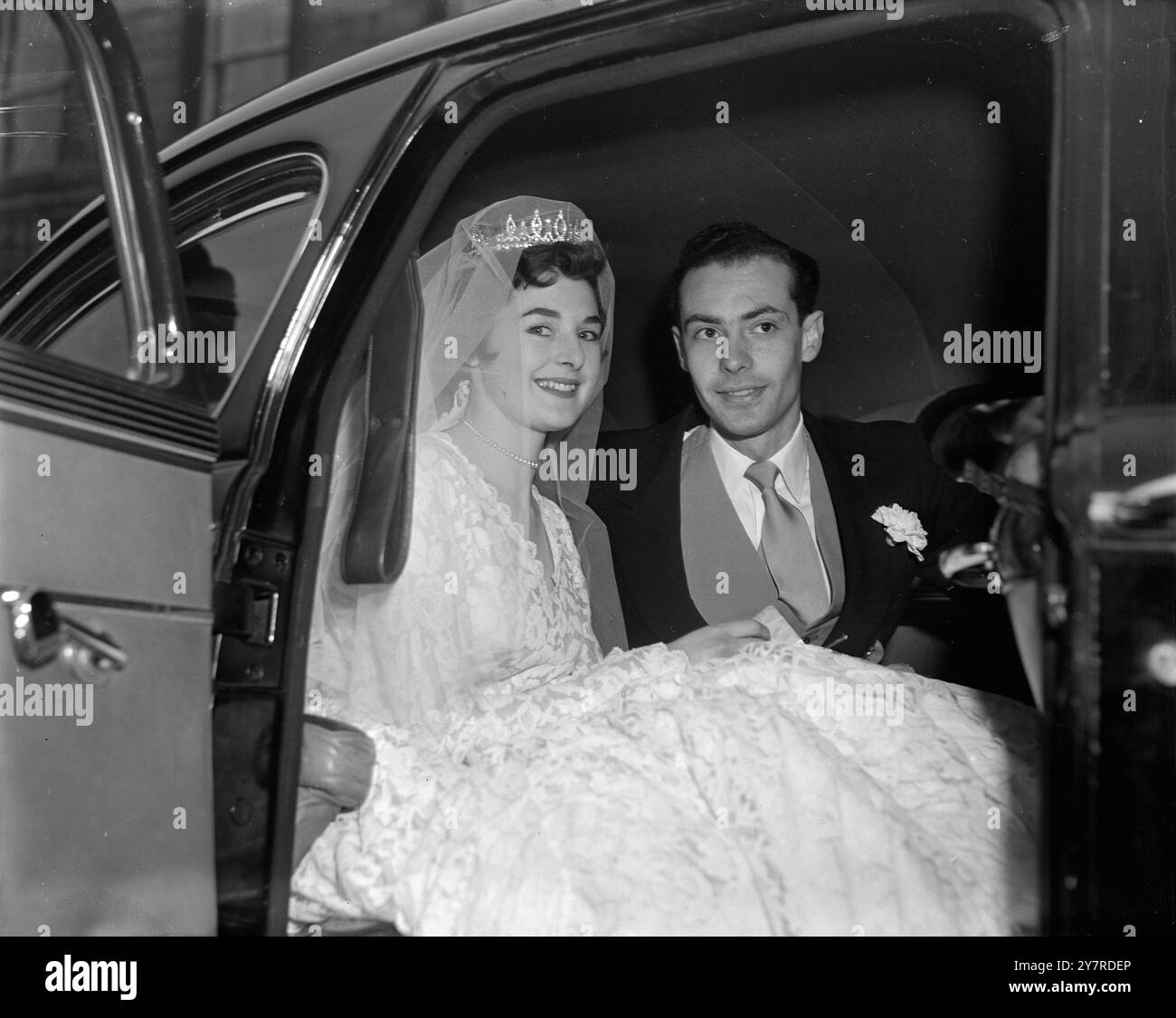 JAMAICIAN DOCTOR WEDDS À DUBLIN. 29.1,54. Le mariage entre le Dr Everard A. de lisser, de Kingston, Jamaïque, et Joan Bourke, de Dublin a eu lieu à l'University Church, Dublin. I.N.P. photo montre une charmante étude du couple avant de partir de l'église. 421.Spec.EM. 74250.A International News photos. Banque D'Images