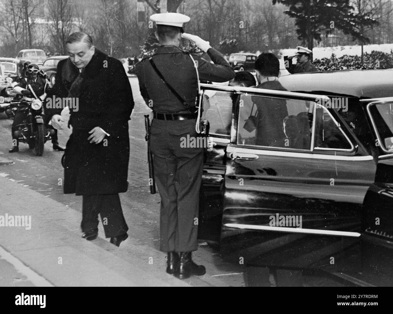 LES BIG FOUR SE RENCONTRENT À BERLIN. 25.1,54. 18 séances de photos de l'I.N.P. : George Bidault, ministre français des Affaires étrangères, arrive à l'ancien bâtiment de l'Autorité de contrôle alliée pour la première session de la conférence des Big four de Berlin qui s'est tenue à Berlin-Ouest. 251/EM 74150. Photos d'actualités internationales. Banque D'Images