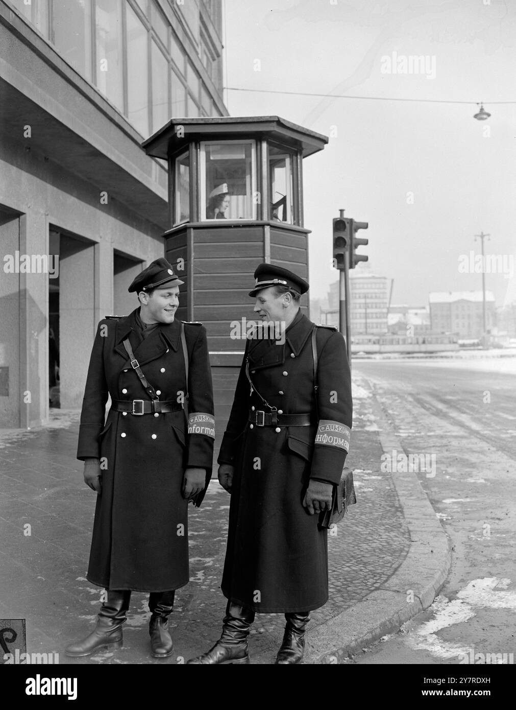 BERLIN-EST SE PRÉPARE POUR LA CONFÉRENCE BIG FOUR. 1.24.54. La police de Berlin-est joue également le rôle de guides et d'interprètes pour les visiteurs de la conférence Big four de la ville. I.N.P. photo montre : officier de police femme dans la boîte de contrôle de la circulation à Alexanderplatz dans le secteur soviétique, bien qu'aucun trafic n'est visible. Deux «Vopos» (police populaire), policiers est-allemands avec brassards guide-interprète pour les visiteurs de la conférence Big four. Photo internationale masculine par Joe Waldorf. Banque D'Images