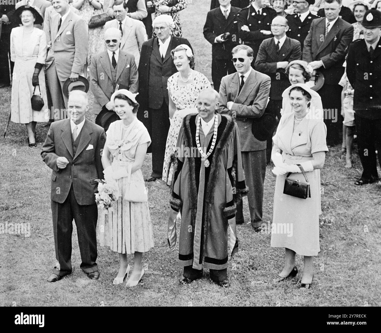 LA REINE LAUGHS À LA TONTE DES MOUTONS 6.1.54 sa Majesté la reine rit joyeusement en regardant une exposition de tonte des moutons à Hamilton, Nouvelle-Zélande, lors de sa visite dans le cadre de la tournée du Commonwealth royal. PJ/73670 publié par Press photo combine. Banque D'Images