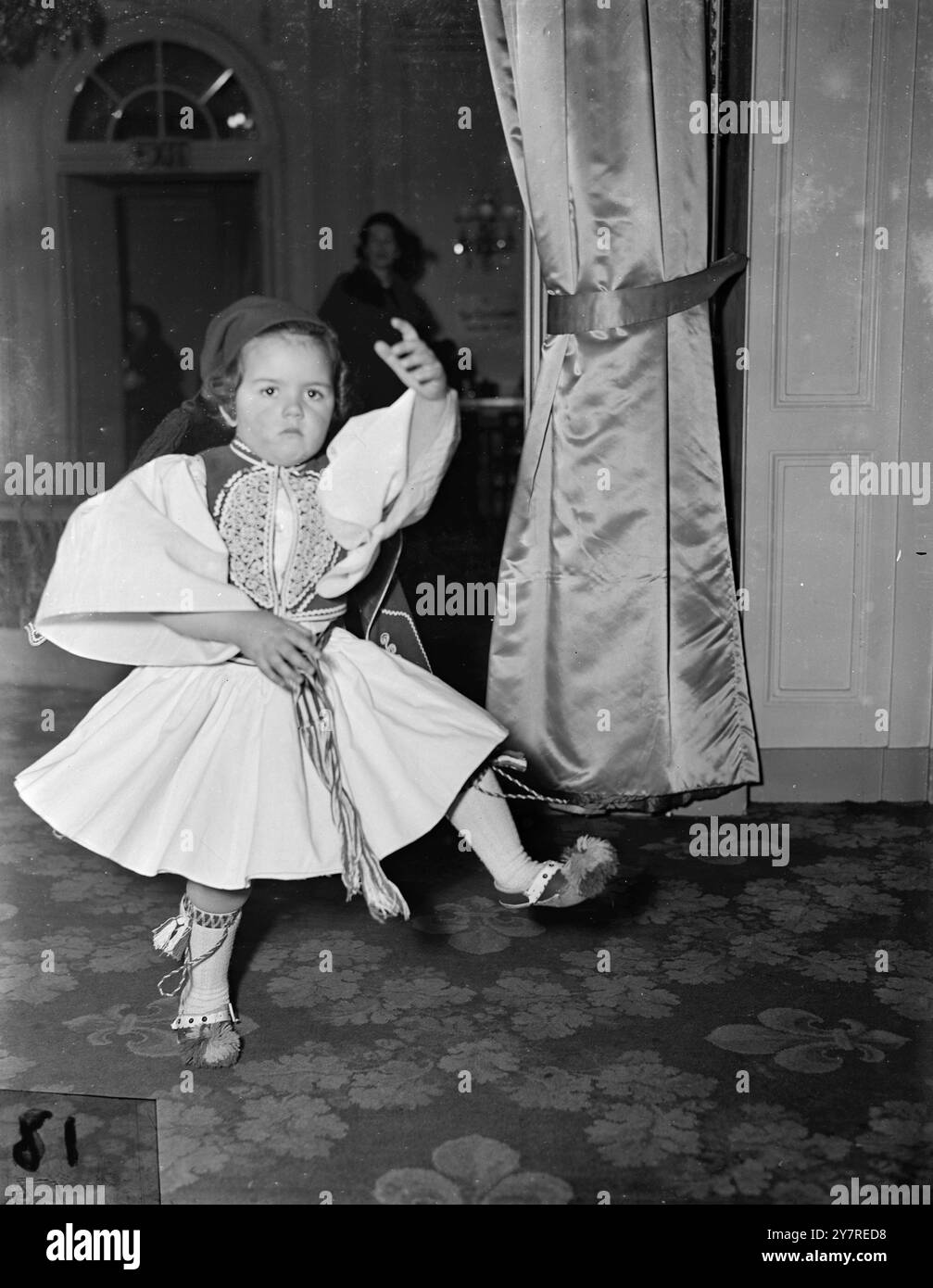 ALEX MONTRE COMMENT LES SOLDATS GRECS DANSENT. 6,1.54. 300 enfants ont assisté à la fête annuelle de la League of Pity, branche junior de la National Society for the Prevention of Cruelty to Children, qui s'est tenue cet après-midi à l'hôtel Hyde Park, à Londres. Les profits du parti vont aux fonds de la Société. La photo I.N.P. montre Alex Rotas, quatre ans, improvise ce qu'elle espère être une danse convenable pour le soldat grec qu'elle représente. Photo de Reg Palmer. PJ/73687. Photos d'actualités internationales. Banque D'Images