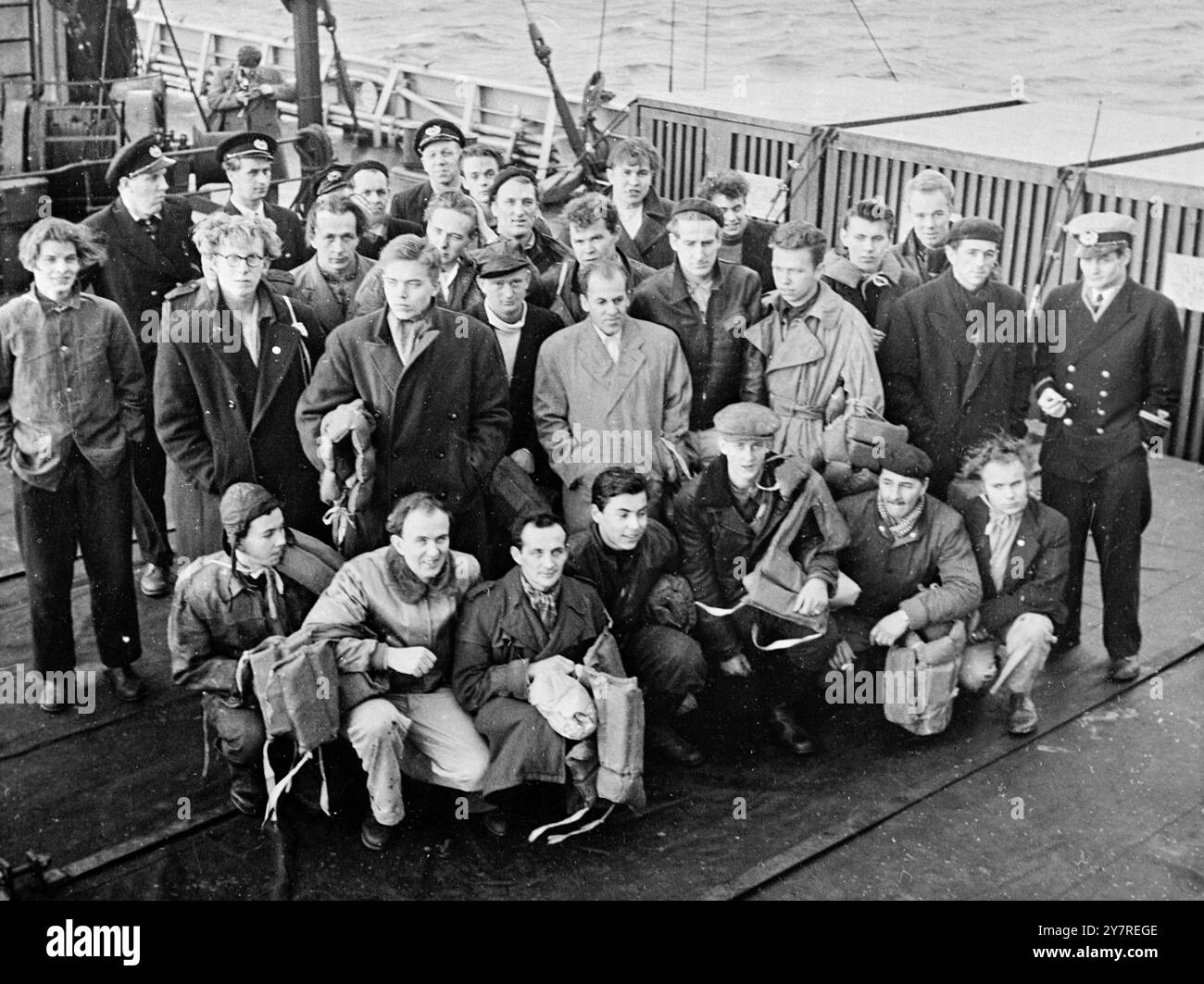 Un cargo américain sauve des Suédois naufragés. Le 4 janvier 1954, le cargo The Blue Jacket de la marine américaine a secouru 35 hommes et une femme dans des canots de sauvetage dérivant de l'épave du navire suédois Oklahoma le 26 décembre 1953. Le navire suédois s'est brisé en deux au cours d'une violente tempête à environ 435 milles au nord-est de Terre-Neuve. La Blue Jacket a sauvé les survivants dans trois des quatre canots de sauvetage de l'Oklahoma, et les sept personnes du quatrième bateau ont été ramassées par le navire finlandais Orion. Une photo d'International News photos montre quelques-uns des survivants sur le pont de la Blue Jacket. Banque D'Images