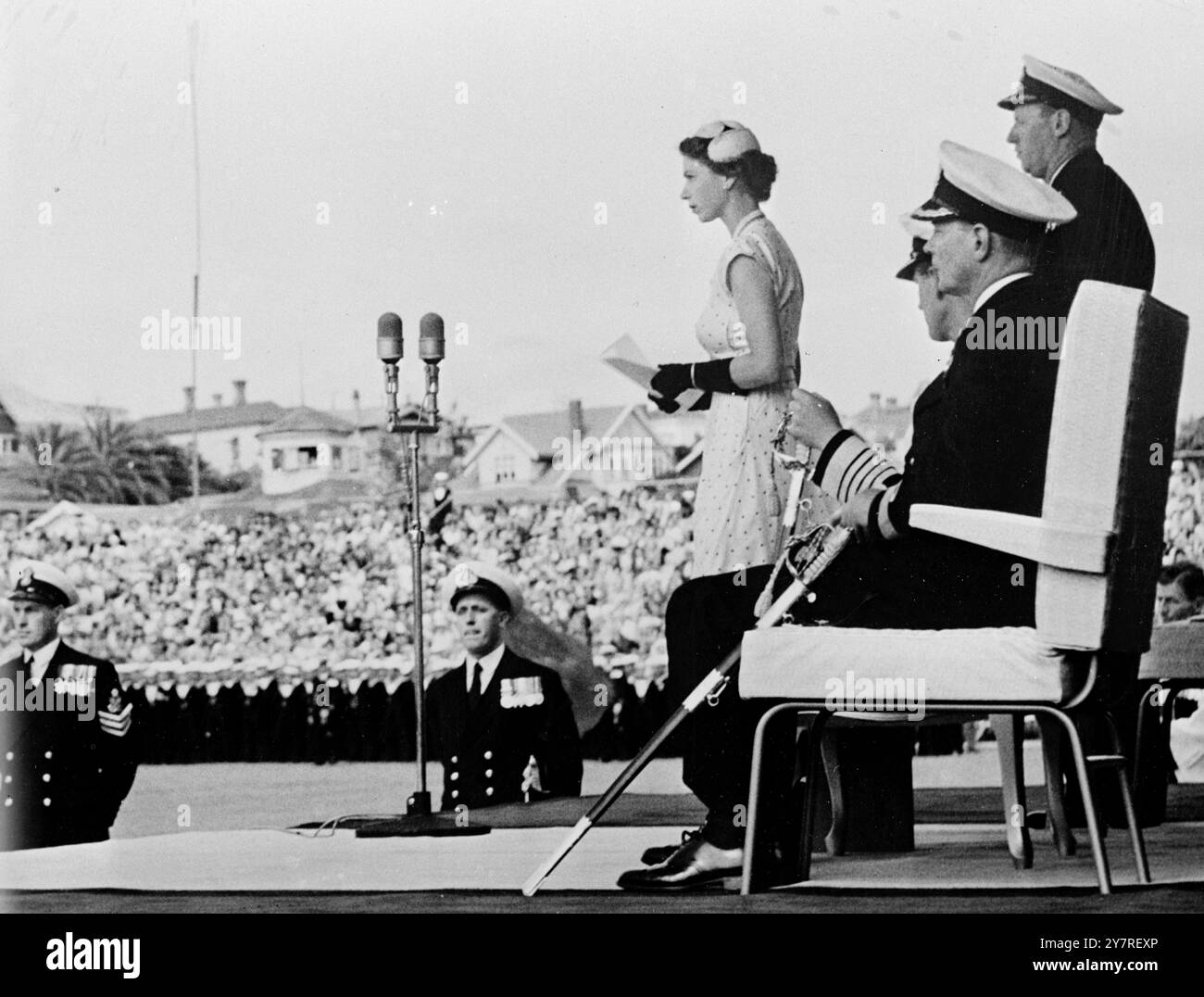 La reine à la base navale de Nouvelle-Zélande 30.12.53 H.M. la reine parlant du dais à la base navale de Devonport, Auckland, Nouvelle-Zélande, après avoir présenté sa couleur à la marine néo-zélandaise la veille de Noël. 59/PJ/73515 nouvelles internationales photos. Banque D'Images