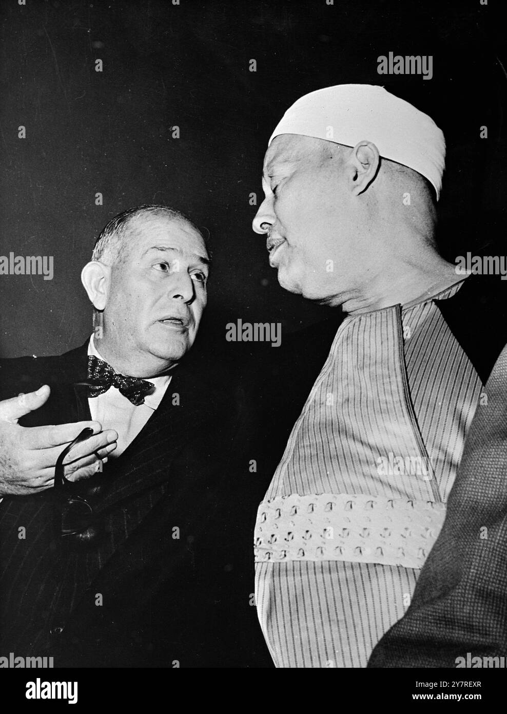 Obtenez mes millions si vous le pouvez, dit Farouk. 29.12.53. L'avocat de l'ex-roi Farouk a déclaré au tribunal hier que Farouk ne pouvait pas payer à l'ex-reine Narriman 5 000 £ de pension alimentaire par mois parce que sa fortune avait été confisquée. L'avocat de Narriman a répliqué, "mais il a des millions en Europe." L'avocat syrien retenu par l'ex-roi Farouk n'a pas été autorisé à s'exprimer devant un tribunal égyptien, son nom n'étant pas inscrit dans le registre de l'avocat. Pour cette raison, l’avocat syrien a suppléé un avocat égyptien pour faire face au tribunal. I.N.P. photo montre : l'avocat égyptien de l'ex-roi Farouk (à droite) et la loi syrienne Banque D'Images