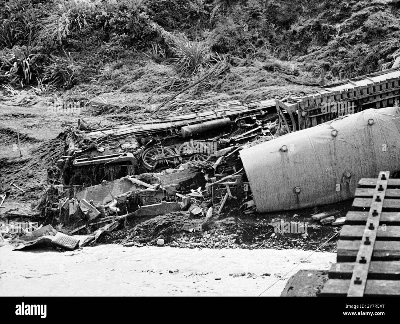 Catastrophe ferroviaire en Nouvelle-Zélande 30.12.53. 117 personnes sont mortes et 29 sont toujours portées disparues après la catastrophe ferroviaire à Tangiwai, Nouvelle-Zélande, la veille de Noël, lorsque le train express Wellington-Auckland a plongé dans une rivière après une éruption volcanique qui a balayé le pont. Le duc d'Édimbourg et le premier ministre néo-zélandais, M. Sidney Holland, assisteront demain à des funérailles de masse pour les victimes à Wellington. La photo I.N.P. montre le moteur cassé et quelques voitures. 59/PJ/73513 nouvelles internationales photos. Banque D'Images Catastrophe ferroviaire en Nouvelle-Zélande 30.12.53. 117 personnes sont mortes et 29 sont toujours portées disparues après la catastrophe ferroviaire à Tangiwai, Nouvelle-Zélande, la veille de Noël, lorsque le train express Wellington-Auckland a plongé dans une rivière après une éruption volcanique qui a balayé le pont. Le duc d'Édimbourg et le premier ministre néo-zélandais, M. Sidney Holland, assisteront demain à des funérailles de masse pour les victimes à Wellington. La photo I.N.P. montre le moteur cassé et quelques voitures. 59/PJ/73513 nouvelles internationales photos. Banque D'Images
