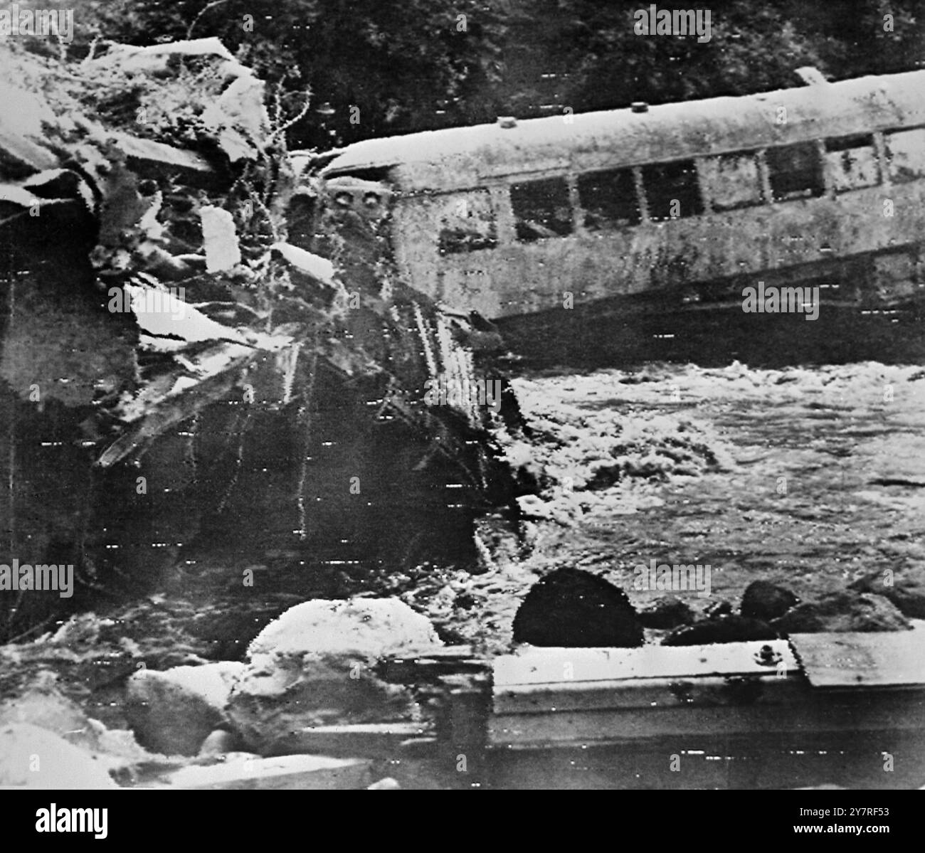 Tragédie ferroviaire de Noël en Nouvelle-Zélande, 166 vacanciers potentiels perdent la vie. Wellington, Nouvelle-Zélande. Un nuage affaiblissant les caissons d'un pont à Tangiwai est la cause de la catastrophe ferroviaire de la veille de Noël. Le train se rendait de Wellington à Auckland et transportait des milliers de personnes qui se précipitaient pour passer leurs vacances de Noël lorsque les locomotives et les voitures particulières de l'express quittaient la voie ferrée et s'écrasaient dans le lit de la rivière, tuant environ 166 personnes. L'espoir de 107 disparus est maintenant abandonné. Le pont en question enjambait la rivière Whangaehu. La plupart des gens Banque D'Images Tragédie ferroviaire de Noël en Nouvelle-Zélande, 166 vacanciers potentiels perdent la vie. Wellington, Nouvelle-Zélande. Un nuage affaiblissant les caissons d'un pont à Tangiwai est la cause de la catastrophe ferroviaire de la veille de Noël. Le train se rendait de Wellington à Auckland et transportait des milliers de personnes qui se précipitaient pour passer leurs vacances de Noël lorsque les locomotives et les voitures particulières de l'express quittaient la voie ferrée et s'écrasaient dans le lit de la rivière, tuant environ 166 personnes. L'espoir de 107 disparus est maintenant abandonné. Le pont en question enjambait la rivière Whangaehu. La plupart des gens Banque D'Images