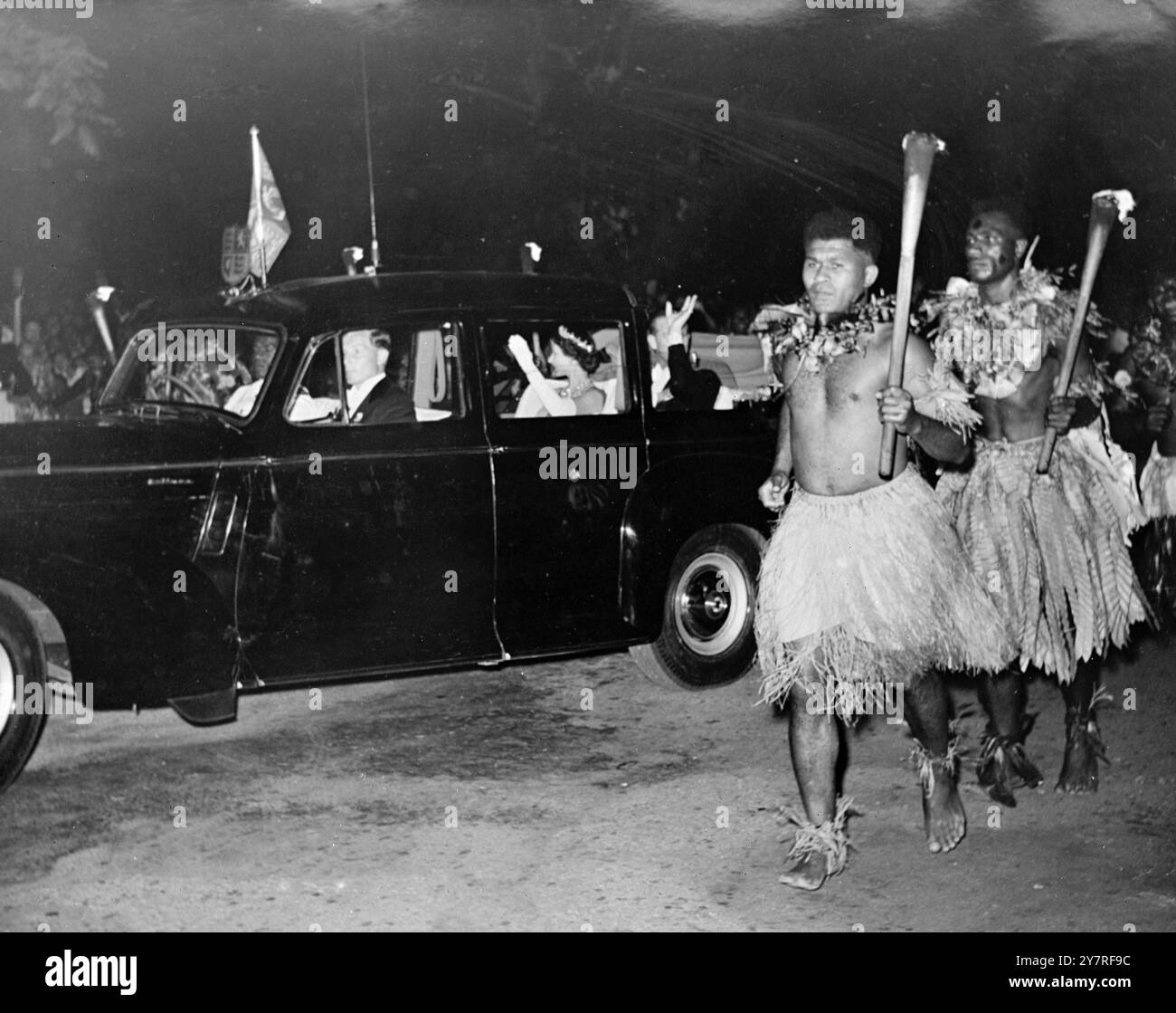 Porte-flammes pour la Reine 19.12.53. INP photos montre : la reine et le duc d'Édimbourg vus alors qu'ils conduisaient pour dîner à Government House, Suva accompagnés de porteurs de flambeaux. Le dîner a été donné par le gouverneur et Lady Garvey. Pool/gd/73886. Photos d'actualités internationales. Banque D'Images