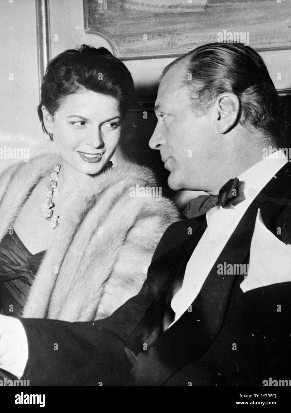 73313 eva bartok se rend à un mariage le 15.18.53. La star de cinéma Eva Bartok a assisté samedi dernier au mariage à Munich de l'actrice Hannelore Bollmann avec le producteur viennois Franz Artelt. La photo de l'INP montre Eva Bartok avec son escorte Curd Jürgens, qui a co-joué dans son film "The Last Waltz". 133/PJ/73313 nouvelles internationales photos. Banque D'Images