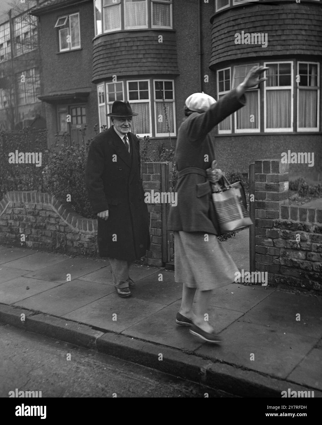 Meurtre à Wembley. Le 16.12.53, Beatrice Elizabeth James, 42 ans, a été poignardée, étranglée et battue à mort hier après-midi dans son logement de second Avenue, Wembley. Scotland Yard a publié la description d'un homme qu'ils souhaitent interviewer. On pense que ses vêtements peuvent être fortement tachés de sang et ses mains lacérées. Photo INP montre M.R. Frank Phillips, qui a 81 ans et le propriétaire de la maison, qui a trouvé le corps. Photo de J. Waldorf. EM/73321. Photos d'actualités internationales. Banque D'Images