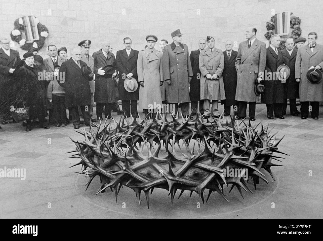 Mémorial allemand aux victimes nazies. Le 11.12.53, un mémorial aux victimes de la persécution nazie a été consacré à Kassel cette semaine. Il prend la forme d'une couronne d'épines, de 2 mètres de diamètre, conçue par le professeur H. Sautter et coulée à la fonderie d'art Noack dans le quartier Friedenau de Berlin-Ouest. La photo I.N.P. montre le mémorial lors de sa dédicace. 133/PJ/73243 nouvelles internationales photos. Banque D'Images