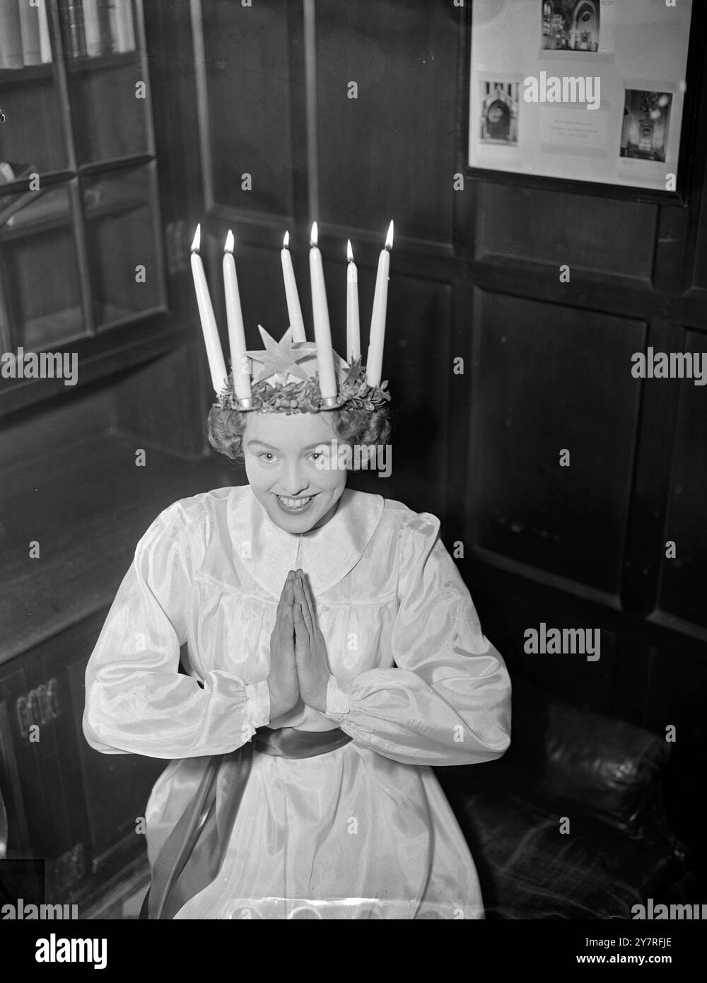 Reine de la lumière. Le 14.12.53, Maud Ronstrom, 23 ans, a été choisie comme Reine de la lumière cette année par l'Église suédoise à Londres pour la cérémonie de cette année en l'honneur de Lucia. Mlle Ronstrom, qui étudie la photographie à Stockholm, est venue ici il y a trois mois pour apprendre la langue et est serveuse au domicile des infirmières de l'établissement Pancras. INP photo montre un gros plan de la Reine de la lumière pendant la cérémonie. Photo de J. Waldorf. EM/73286. Photos d'actualités internationales. Banque D'Images