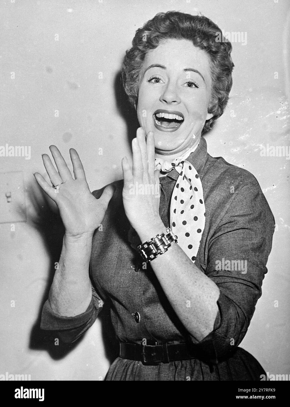 La face. I3.I2.53. New York. Il s'agit du « visage », autrement connu sous le nom de Francey Lane, star chanteuse de la NCB, qui affirme que le visage qui s'est brûlé de manière indélébile sur le tube de télévision de la famille travers à Blue point, long Island, est le sien. Les experts en électronique ont été déconcertés par le phénomène, dans lequel une image est restée sur l'écran de télévision même lorsque l'appareil était éteint. I.H. 7328I. Photos d'actualités internationales. Banque D'Images La face. I3.I2.53. New York. Il s'agit du « visage », autrement connu sous le nom de Francey Lane, star chanteuse de la NCB, qui affirme que le visage qui s'est brûlé de manière indélébile sur le tube de télévision de la famille travers à Blue point, long Island, est le sien. Les experts en électronique ont été déconcertés par le phénomène, dans lequel une image est restée sur l'écran de télévision même lorsque l'appareil était éteint. I.H. 7328I. Photos d'actualités internationales. Banque D'Images