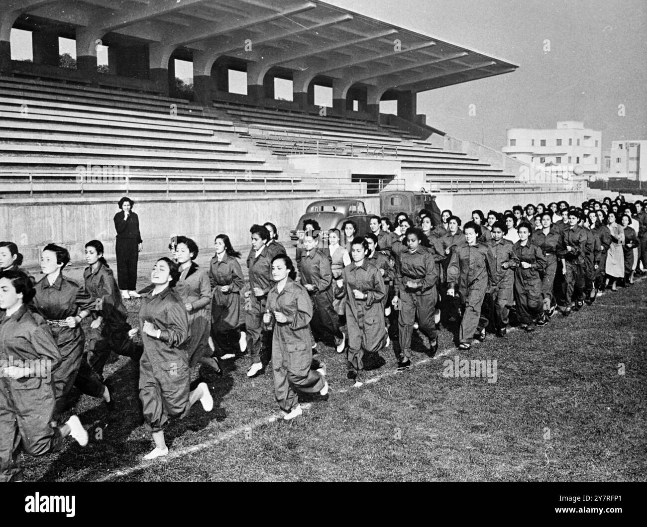 Des jeunes filles de l'université sont volontaires pour le Service de la Garde nationale égyptienne. 91122531. Le peuple égyptien a apporté son plein appui à la Garde nationale dans toutes les villes du pays. Les filles des universités n'ont pas attendu que les autorités responsables les appellent, mais se sont empressées de former leurs propres bataillons dans les universités d'Alexandrie et du Caire. I.N.P. photo Shows : groupe d'étudiants de l'Université du Caire, qui ont rejoint la Garde nationale vus lors d'un exercice de course dans le parc de leur stade. 453/gd/73167. Photos d'actualités internationales. Banque D'Images