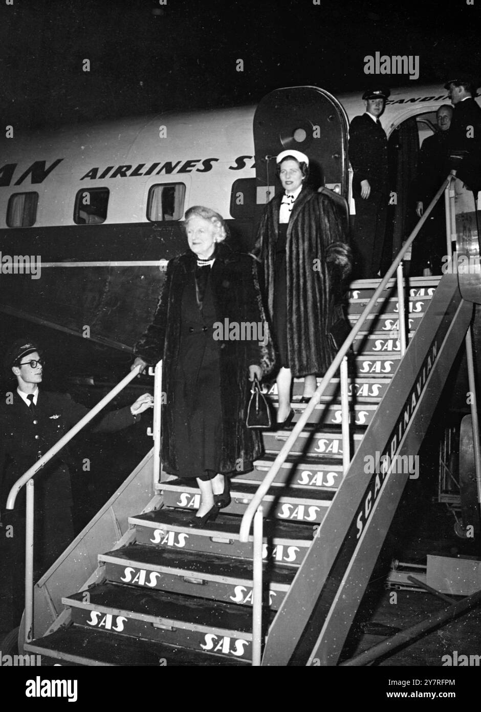 Lady Churchill arrive à Stockholm pour recevoir le prix Nobel de son mari. Le 9 décembre 1953, Lady Churchill et sa fille Mary Soames sont arrivées hier soir à Stockholm en provenance de Londres par avion. Ils sont là pour recevoir au nom de Sir Winston le prix Nobel de littérature qui lui a été récemment décerné. I.N.P. photo montre : Lady Churchill et sa fille MRS Mary Soames quittant leur avion à l'aéroport de Bromma à leur arrivée à Stockholm. 532/TDH/73198 nouvelles internationales photos. Banque D'Images