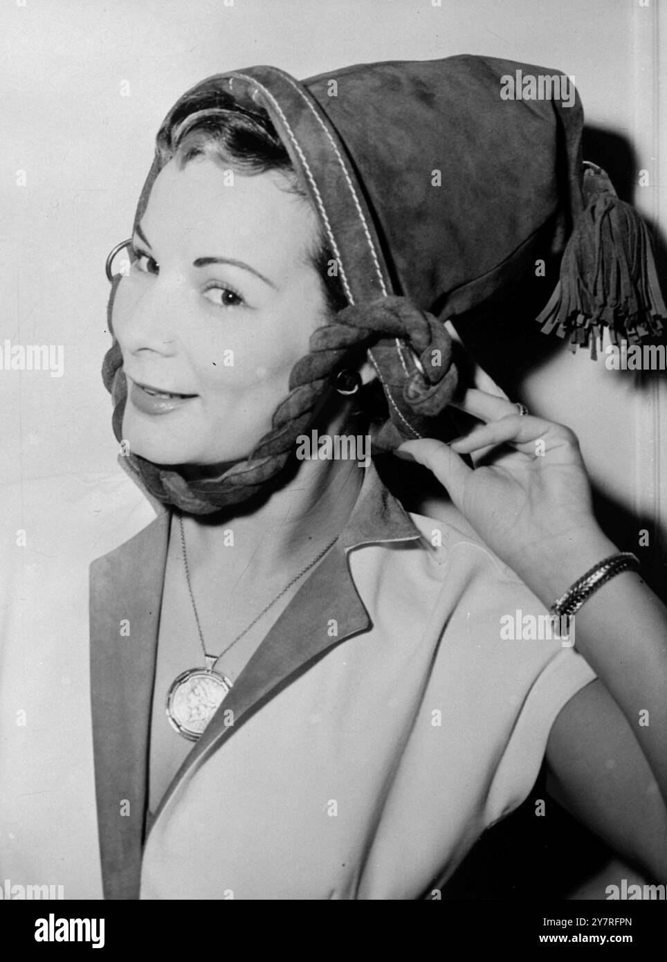 Le jour et la nuit Hat-bag 14 10.12.53 le défilé annuel des membres de l'Association française du cuir a eu lieu hier dans un restaurant sur les champs Elysées à Paris. I.N.P. photo montre le chapeau en daim «jour et nuit» qui peut être utilisé comme un sac à provisions. 2/PJ/73204 nouvelles internationales photos. . Banque D'Images