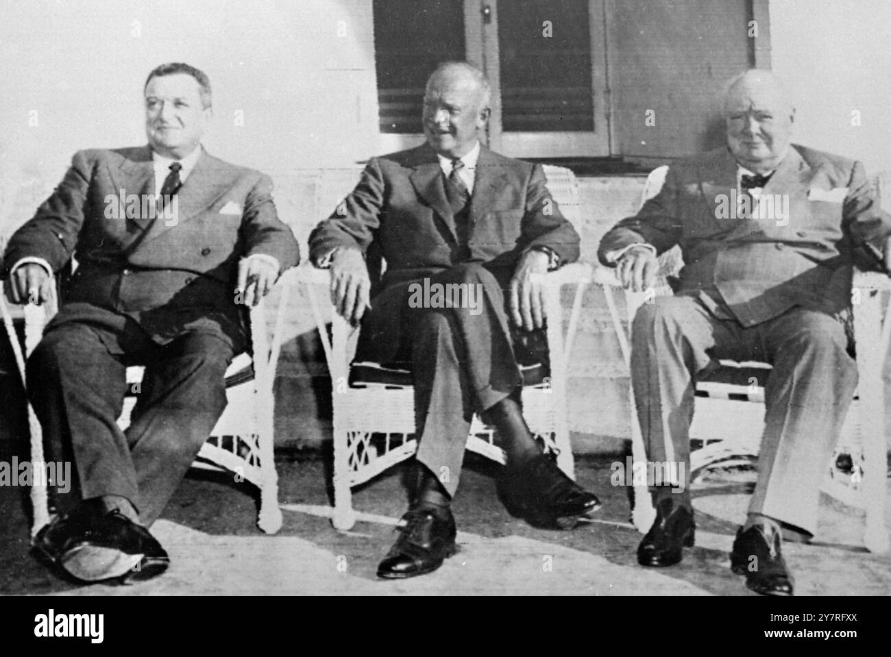 Les trois grands se rencontrent. 5.12.53. Photo prise par radio. Lorsque les trois grands se sont rencontrés aux Bermudes, Sir Winston Churchill était en grande forme, et une grande blague a été partagée par le premier ministre Churchill et le président Eisenhower sur la chaise centrale, sur qui devrait s'asseoir. M.R. Eisenhower demanda à Sir Winston ce qu'il aurait fait s'il avait été l'Union Jack, et Sir Winston répliqua qu'il avait été jumelé avec beaucoup de choses, mais jamais avec un drapeau. La photo de l'INP montre de gauche à droite : le premier ministre Joseph Laniel, le président Eisenhower et le premier ministre Sir Winston Churchill photographiés ensemble au Mid-Ocean Club, aux Bermudes. 1/EM/73110 Banque D'Images