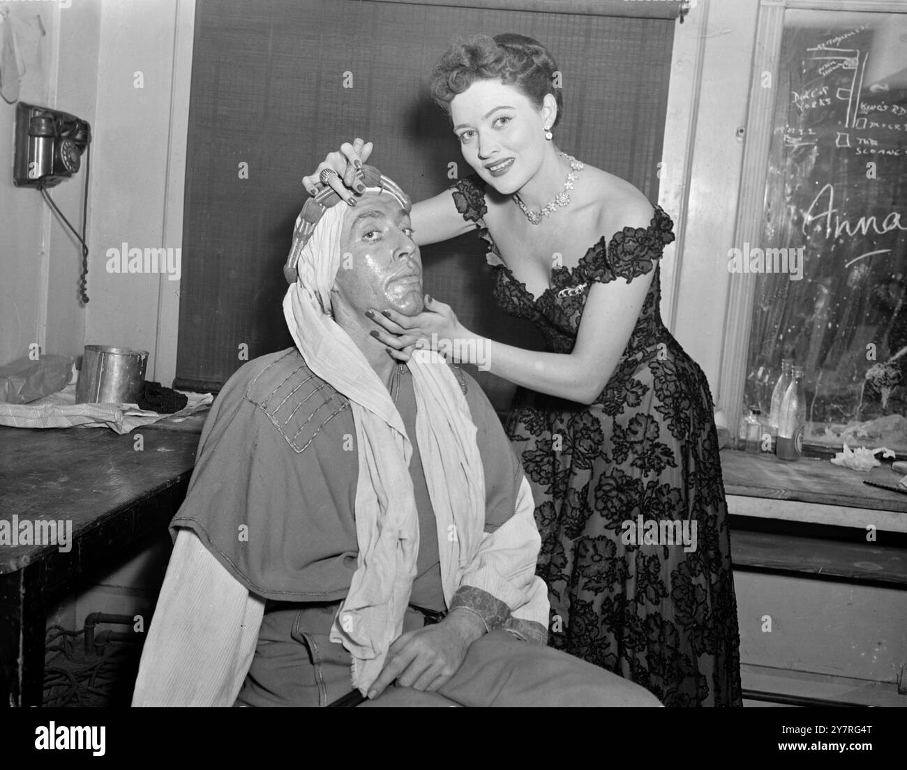 L'étoile recommence. 3.12.53. Julie Wilson, l'artiste de cabaret américaine qui est venue à Londres il y a trois ans et s'est retrouvée à jouer dans 'Kiss me Kate', 'Bet Your Life', et 'South Pacific', est volontairement revenue au fond et s'est inscrite comme étudiante à la Royal Academy of Dramatic Art. 'J'y suis arrivée si vite, explique-t-elle, 'J'ai beaucoup à apprendre.' A 27 ans, Julie ne se contente pas de succès, ce qui satisferait la plupart des filles. Elle veut apprendre à vraiment bien agir. Même sa voix chantante attirante n'est pas assez bonne pour Julie, et elle prend aussi des leçons de chant. Photos I.N.P. Banque D'Images
