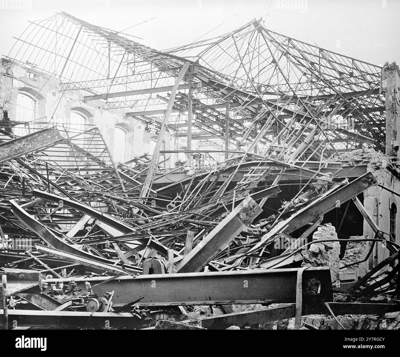 200 victimes signalées dans l'explosion du dépôt militaire de Lisbonne 26.11.53. Des rapports non officiels indiquent que neuf personnes ont été tuées et environ 200 blessées lors d'une explosion dans le dépôt militaire de Braco de Prata à Lisbonne, au Portugal, mardi dernier. Au moins un bâtiment a été complètement détruit. La photo INP montre les poutres tordues et les machines cassées d'un bâtiment endommagé dans le dépôt militaire. 147/PJ/72870 nouvelles internationales photos. Banque D'Images