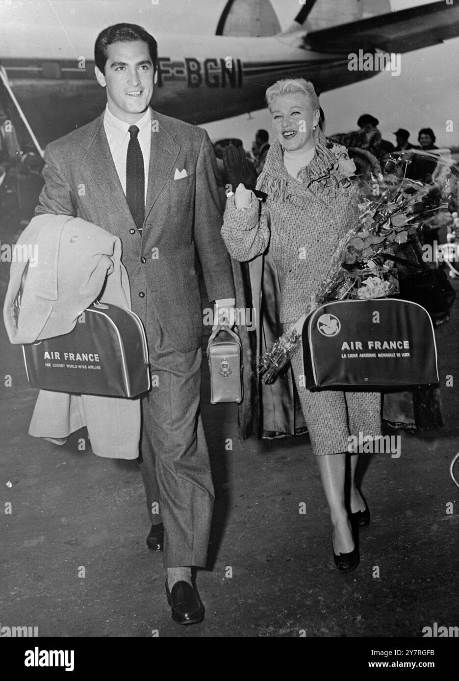 Ginger Rogers à Paris. 22.11.53. Deux des passagers du premier vol "Golden Parisian", le nouveau service de luxe d'Air France entre New York et Paris, étaient la star de cinéma Ginger Rogers et son mari français, Jacques Bergerac. I.N.P. photo montre Ginger Rogers et son mari alors qu'ils atterrissaient à l'aéroport d'Orly, Paris. 2/EW 72742. Photos d'actualités internationales. Banque D'Images