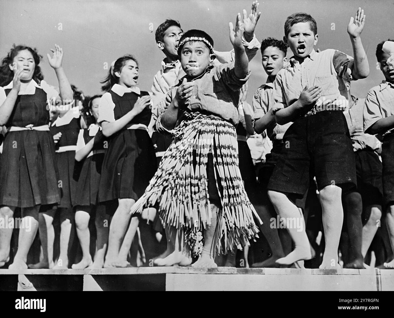 Danse de guerre des enfants maoris la reine et le duc d'Édimbourg verront de nombreux aspects de la vie maorie haute en couleur lorsqu'ils visiteront la Nouvelle-Zélande lors de la prochaine tournée du Commonwealth royal. La photo INP montre des enfants maoris exécutant un haka féroce, ou danse de guerre. Photos d'actualités internationales. Banque D'Images