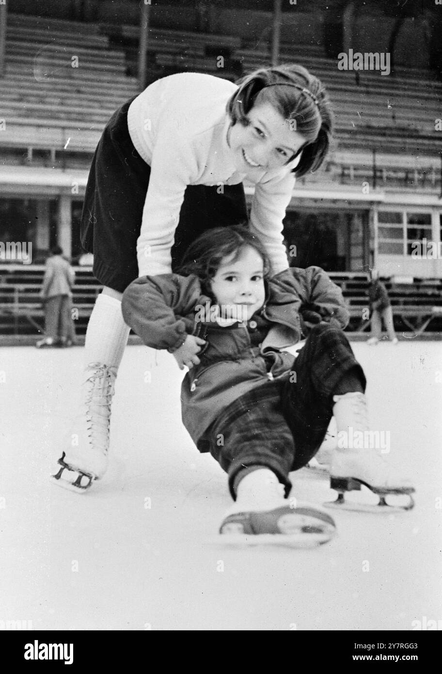 La royauté grecque va à l'ouest. Le 20 novembre 1953, le roi Paul et la reine Frederika de Grèce, qui visitent l'Amérique, sont allés vers l'ouest cette semaine et se sont habillés dans le style texan approuvé pour une partie barbecue dans un ranch de bétail. Les tenues occidentales ont été présentées au couple royal avec un costume supplémentaire pour leur fils de 13 ans, le prince Constantin, qui a dû rester en Grèce. Une photo I.N.P. montre la reine Frederika regardant admirablement le roi Paul alors que, avec le pouce à la ceinture, il agite son sombrero de 10 gallons à la mode panhandle. Photos d'actualités internationales. Banque D'Images