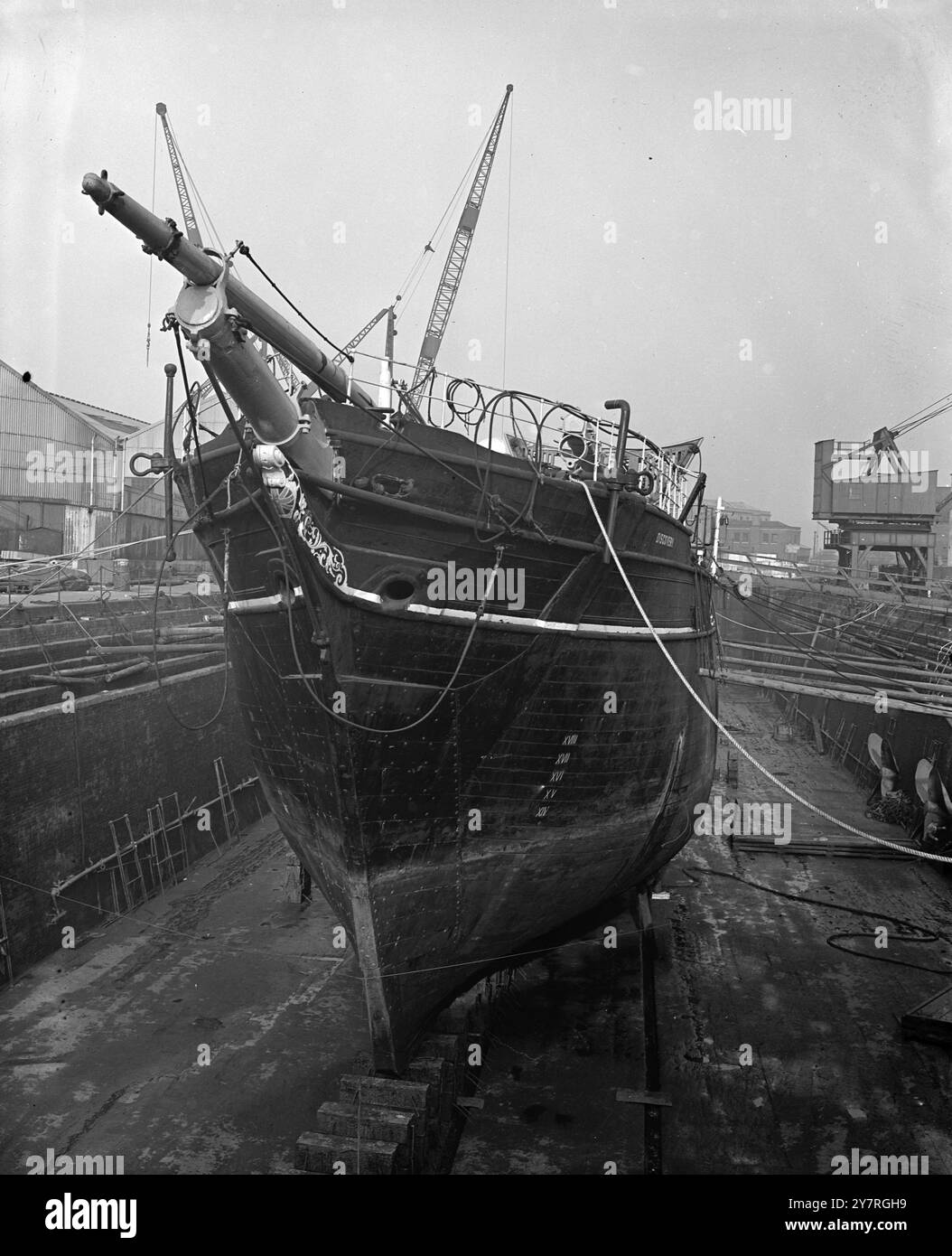 Le Discovery attend 72682 son enquête de l'Amirauté. Le Discovery, dans lequel le capitaine Scott a navigué pour une expédition au pôle Sud, est maintenant dans le Graving Dock de Londres à Blackwall en attendant l'enquête de l'Amirauté qui décidera de son avenir. Si le navire s'avère en bon état, l'Amirauté le prendra en charge, mais sinon, il pourra être mis au rebut. Le Discovery a été abandonné par la Boy Scouts' Association, qui l'utilisait comme navire d'entraînement, parce qu'ils ne pouvaient plus se permettre son entretien. La photo I.N.P. montre le Discovery de 736 tonnes en cale sèche pour le relevé de l'Amirauté. 359/SPECIAL/PJ/7268 Banque D'Images