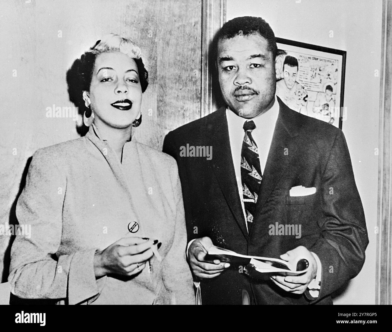 Joe Louis et sa mariée assistent au combat le 5/11/53. Chicago, Illinois. L'ancien champion poids lourd Joe Louis s'est présenté au combat Gavilan-Bratton au Chicago Stadium avec son épouse de trois jours, l'ancienne Greta Starks de Detroit, Michigan. C'est le troisième mariage de Joe, après avoir été marié deux fois à Marva Trotter. Louis, maintenant employé par l'International Boxing Club, a déclaré qu'il avait épousé Mlle Starks à Hamilton, en Ontario, mardi dernier. Photos d'actualités internationales. Banque D'Images