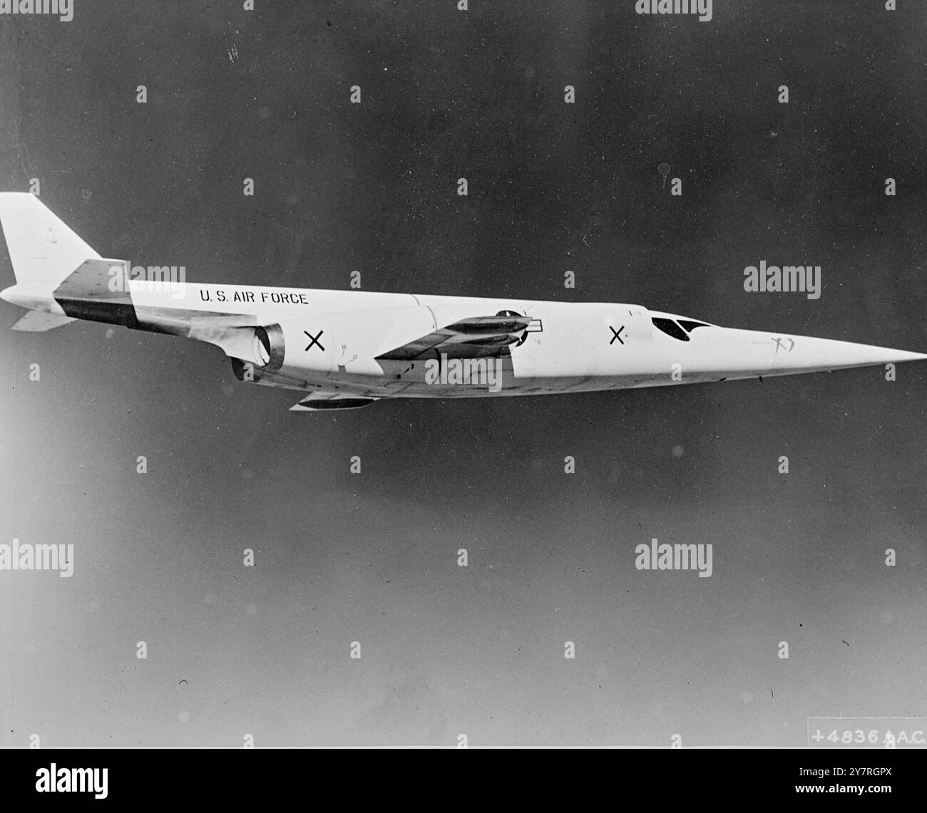 Premières photos publiées l'avion de recherche américain X-3 72662 19.11.53. L'avion de recherche X-3 de l'US Air Force a été construit pour tester les caractéristiques de conception d'un avion adapté aux vols soutenus à des vitesses extrêmement élevées. Il mesure 66 pieds 9 pouces de long, près de trois fois son envergure de 22 pieds 8 pouces, avec une queue s'élevant au-dessus des échappements des biréacteurs à 12 pieds au-dessus du sol. Il transporte des instruments de recherche spécialement conçus pesant 1 200 lbs. La photo INP montre le X-3 en vol. 1/PJ/72662 nouvelles internationales photos. Banque D'Images Premières photos publiées l'avion de recherche américain X-3 72662 19.11.53. L'avion de recherche X-3 de l'US Air Force a été construit pour tester les caractéristiques de conception d'un avion adapté aux vols soutenus à des vitesses extrêmement élevées. Il mesure 66 pieds 9 pouces de long, près de trois fois son envergure de 22 pieds 8 pouces, avec une queue s'élevant au-dessus des échappements des biréacteurs à 12 pieds au-dessus du sol. Il transporte des instruments de recherche spécialement conçus pesant 1 200 lbs. La photo INP montre le X-3 en vol. 1/PJ/72662 nouvelles internationales photos. Banque D'Images