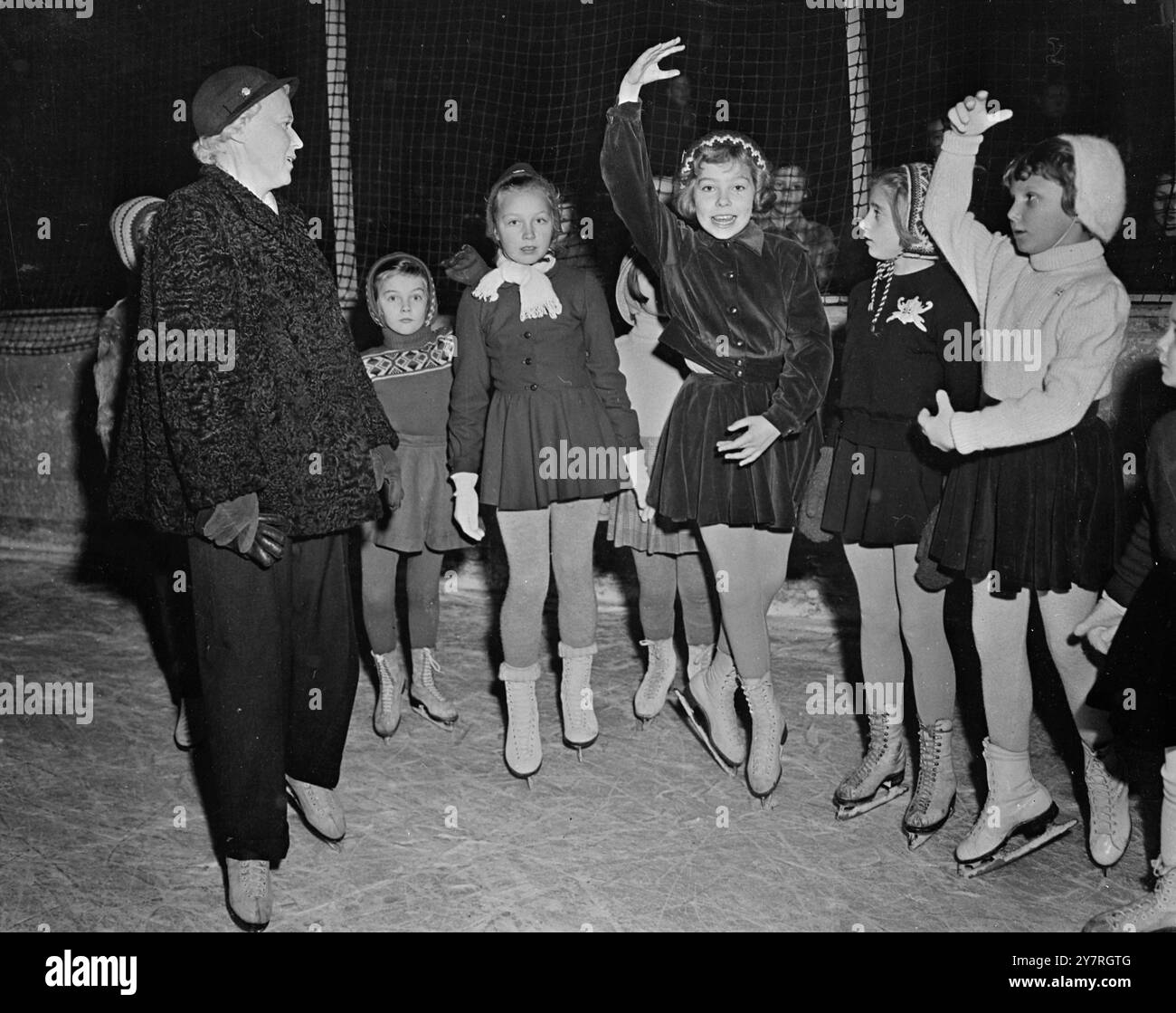Une princesse va patiner. Le 18.11.53, la jeune princesse suédoise Christina apprend à patiner à la patinoire de Stockholm. Son tuteur est Karin Andren, une patineuse artistique bien connue dans les années 1930 La photo I.N.P. montre la princesse Christina, troisième à partir de la droite, avec quelques-unes de ses amies et son tuteur, Karin Andren, à l'extrême gauche. 532/PJ/72666. Photos d'actualités internationales. Banque D'Images