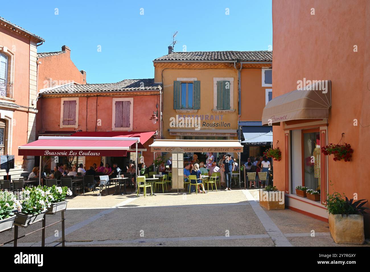 Place du village avec trottoir Café, trottoir Café, Brasserie & Restaurant dans les vieilles rues du Roussillon Luberon Vaucluse Provence Banque D'Images