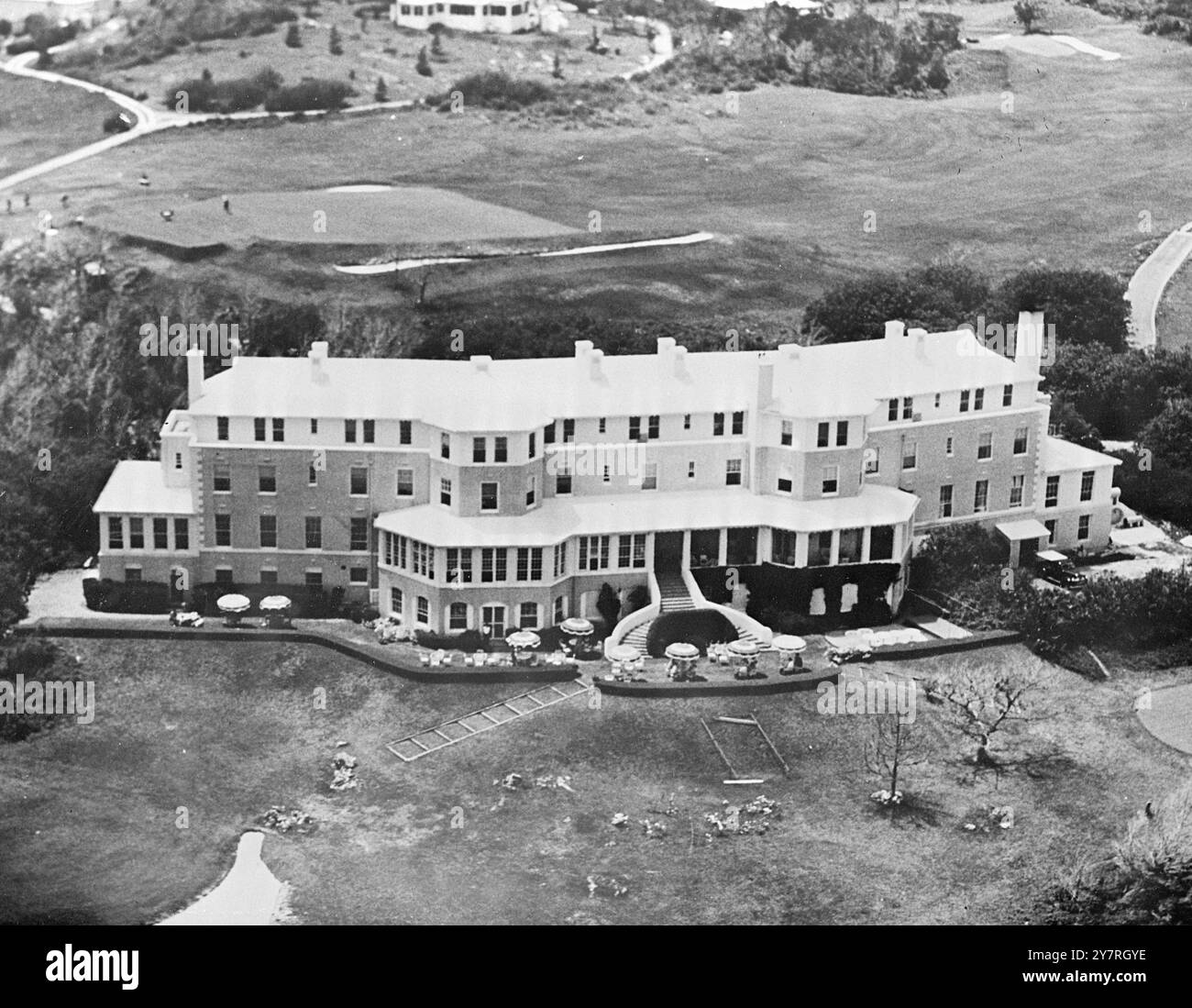 Les trois grands se rencontreront ici le 12.11.53. La réunion des trois grands entre Sir Winston Churchill, le président Eisenhower, et le premier ministre français Laniel aura lieu du 4 au 8 décembre au Mid-Ocean Club de la paroisse de George, à 10 kilomètres de la ville de mis George's, aux Bermudes. La réunion était initialement prévue pour juin dernier, mais a été reportée en raison de la crise politique française, puis à cause de la maladie de Sir Winston. La photo I.N.P. montre une vue aérienne du Mid-Ocean Club, à 13 kilomètres de Hamilton, aux Bermudes. 1/PJ/72538 nouvelles internationales photos. Banque D'Images