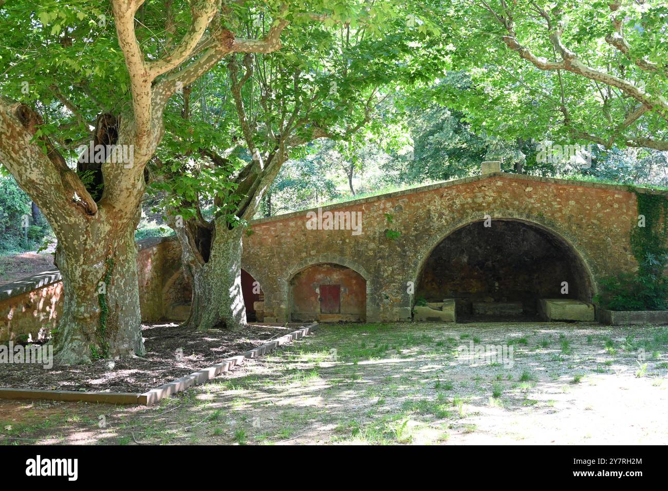 Historique c18ème Fontaine des Naiads, un bassin public, source d'eau, Fontaine, lavoir, lavoir ou Lavoir, Roussillon Vaucluse Provence France Banque D'Images