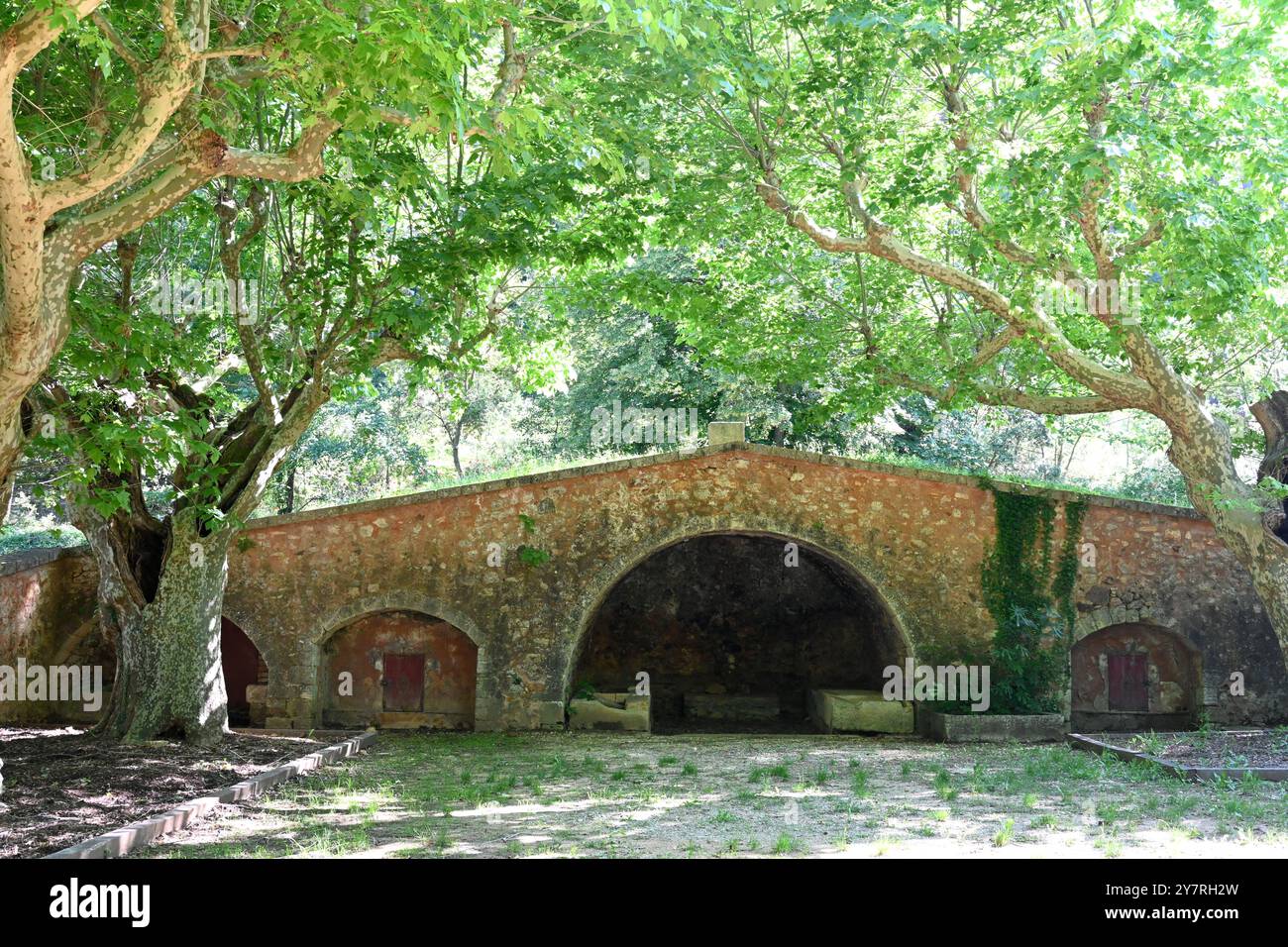 Historique c18ème Fontaine des Naiads, un bassin public, source d'eau, Fontaine, lavoir, lavoir ou Lavoir, Roussillon Vaucluse Provence France Banque D'Images