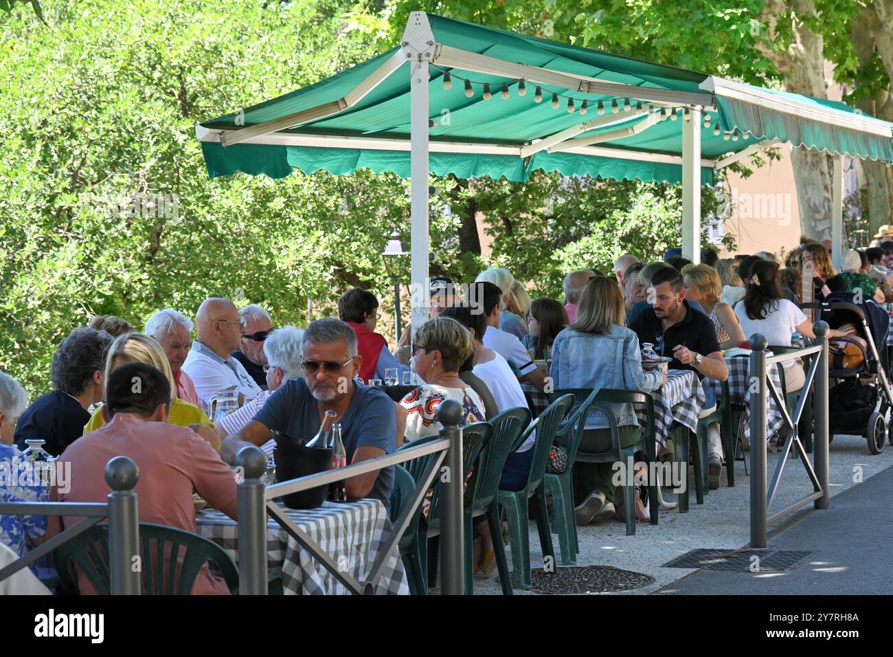Restaurant extérieur, Pavement Restaurant, dîner en plein air ou en plein air à Vauvenargues près d'Aix-en-Provence Provence France Banque D'Images
